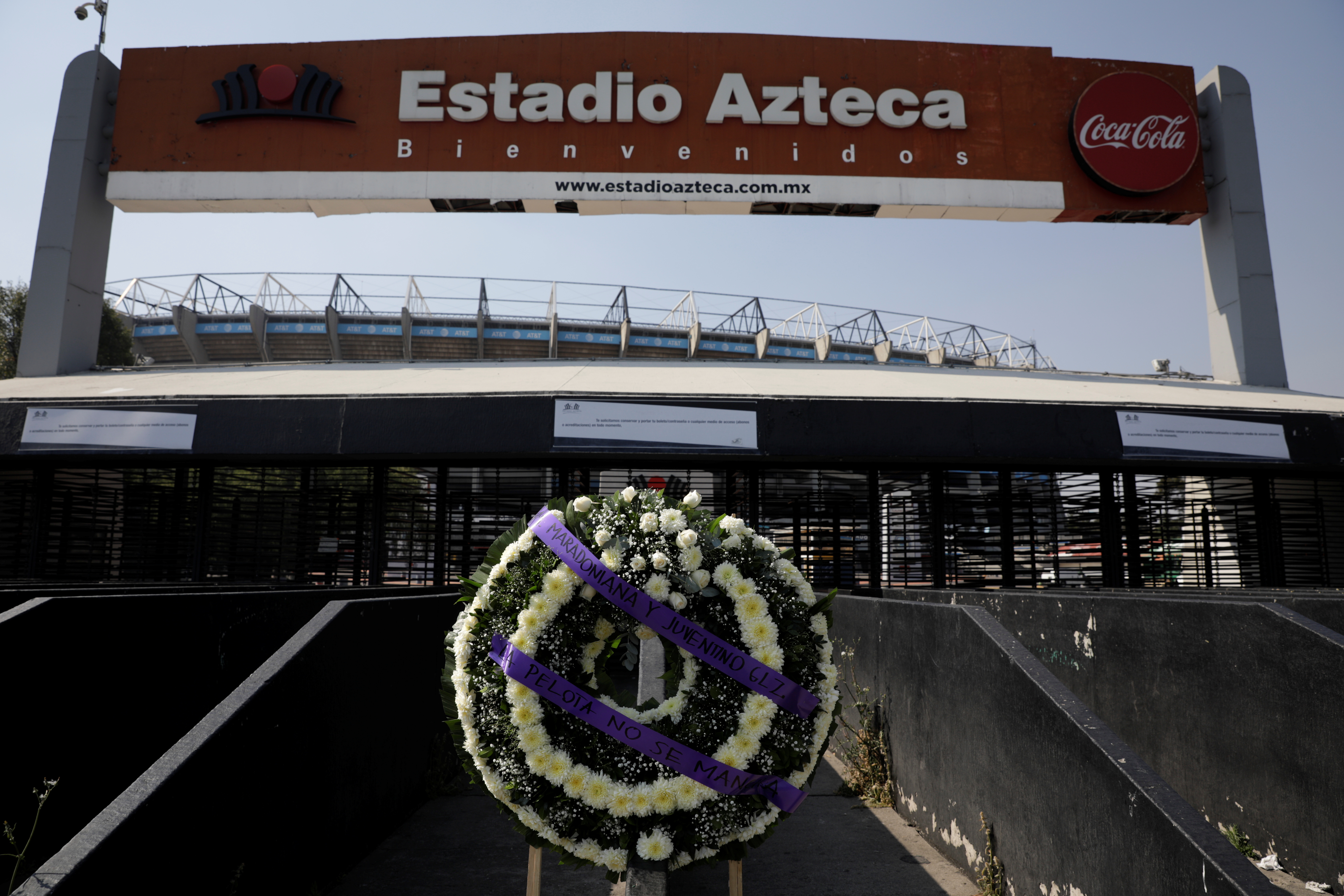 Aficionados mexicanos colocaron una corona de flores en las afueras del Estadio Azteca tras la muerte de Diego Maradona (Foto: Luis Cortés/ Reuters)