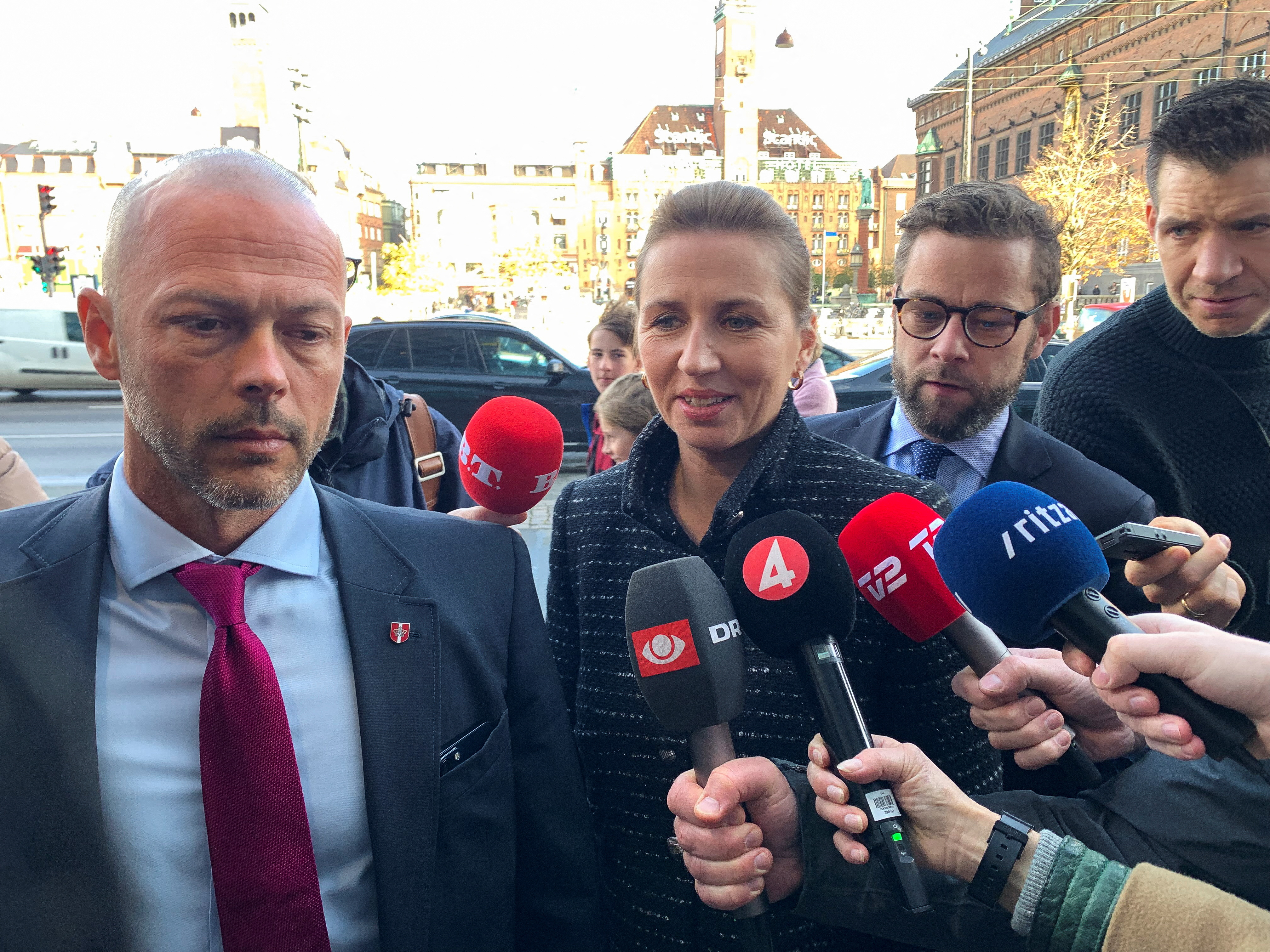 La primera ministra de Dinamarca, Mette Frederiksen, llega a un debate con otros líderes del partido después de obtener una estrecha victoria en las elecciones generales del martes en Copenhague. REUTERS/Jacob Gronholt-Pedersen
