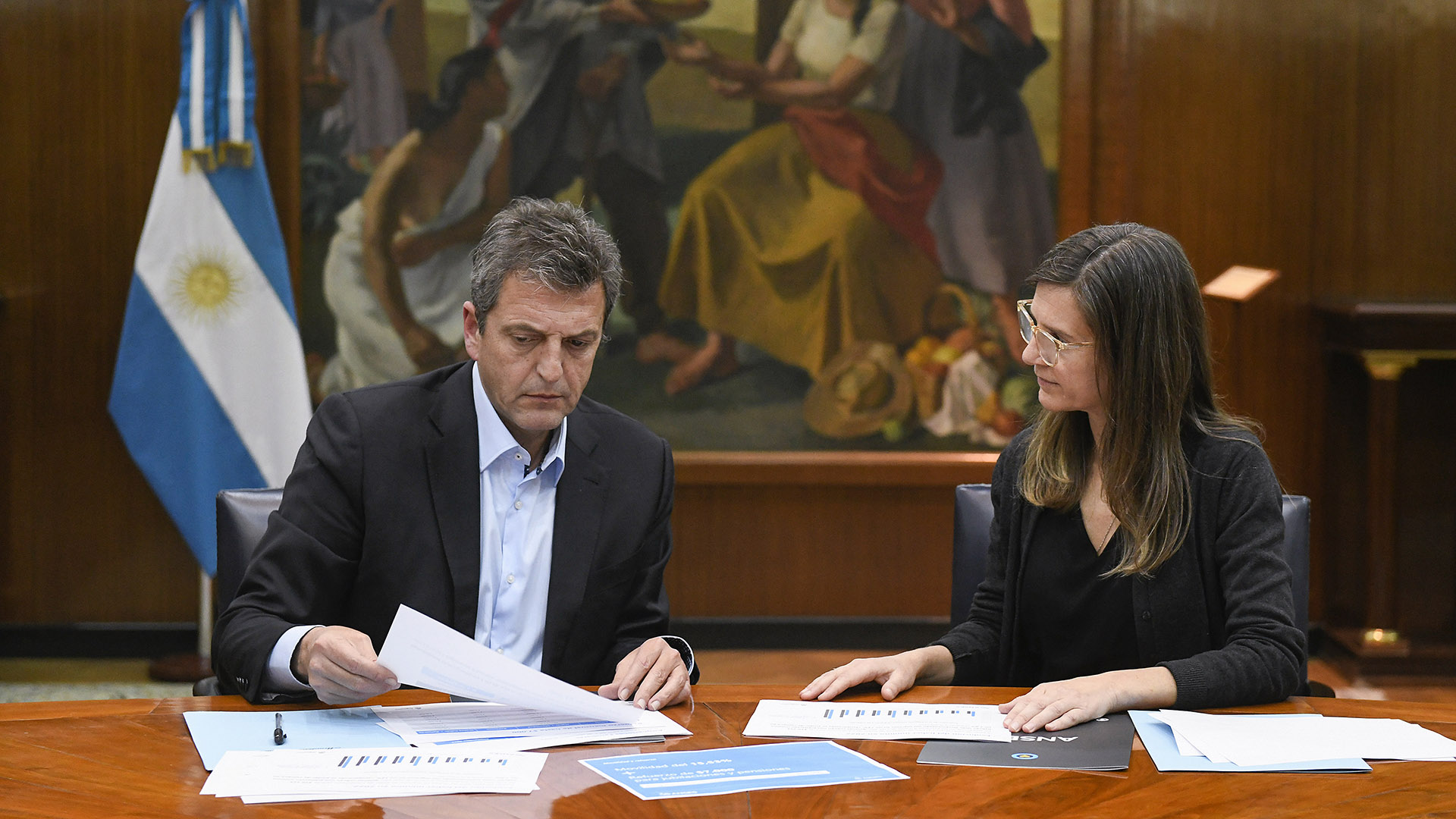 El ministro de Economía, Sergio Massa, con la directora general de la Anses, Fernanda Raverta