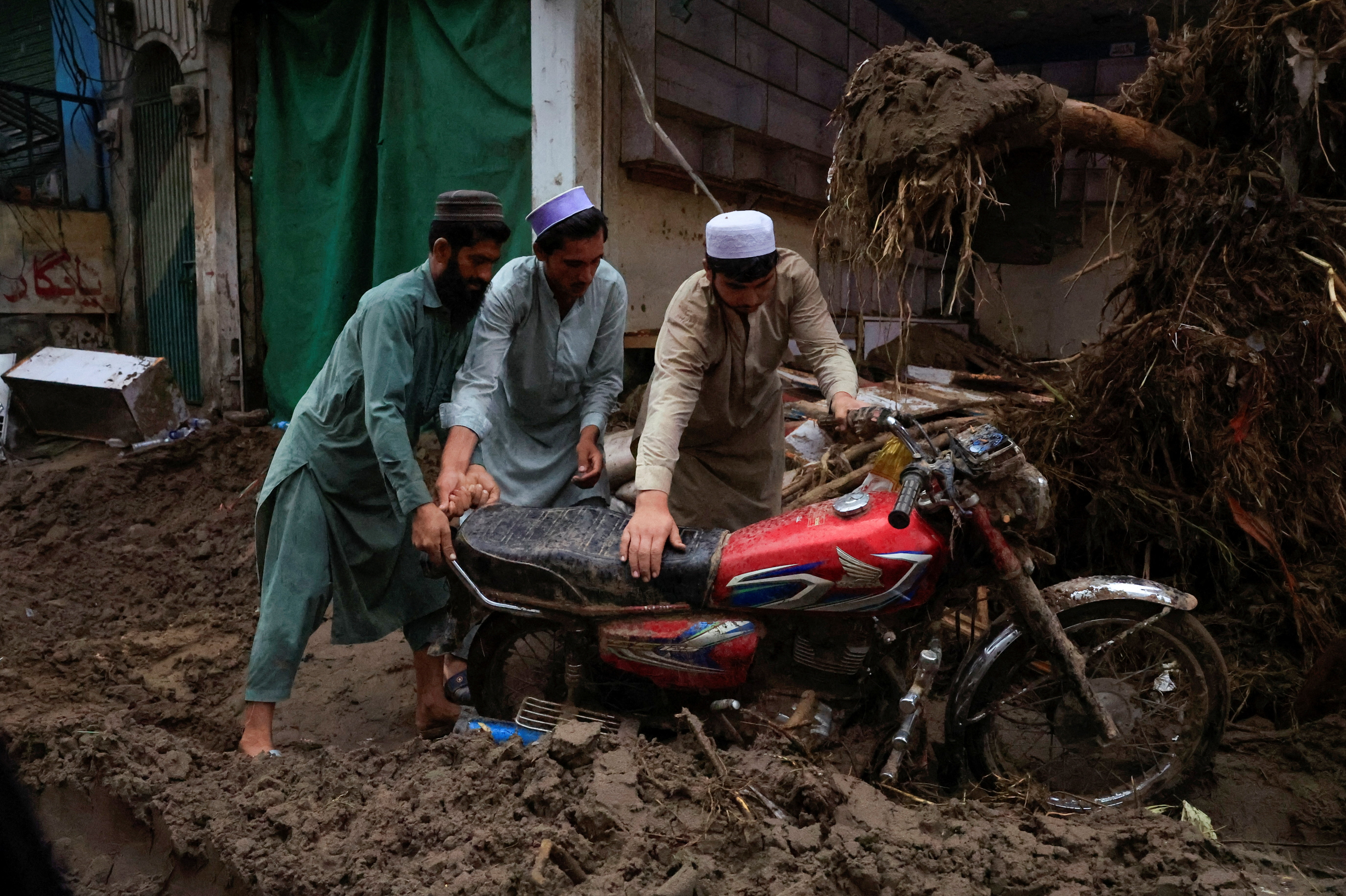 Las lluvias monzónicas dejaron casi 400 muertos en Pakistán 