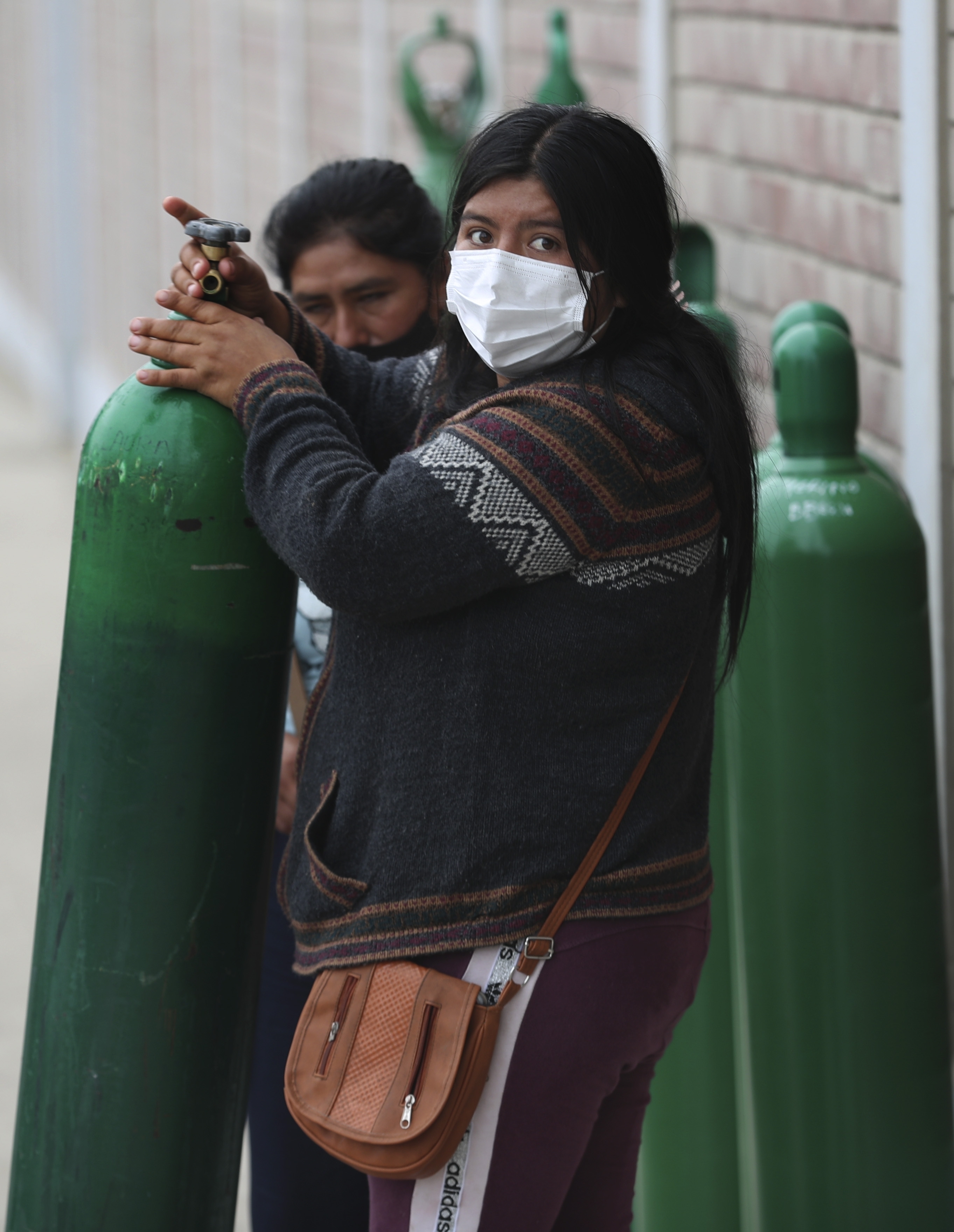 La espera para conseguir una recarga de oxígeno en Lima (AP)