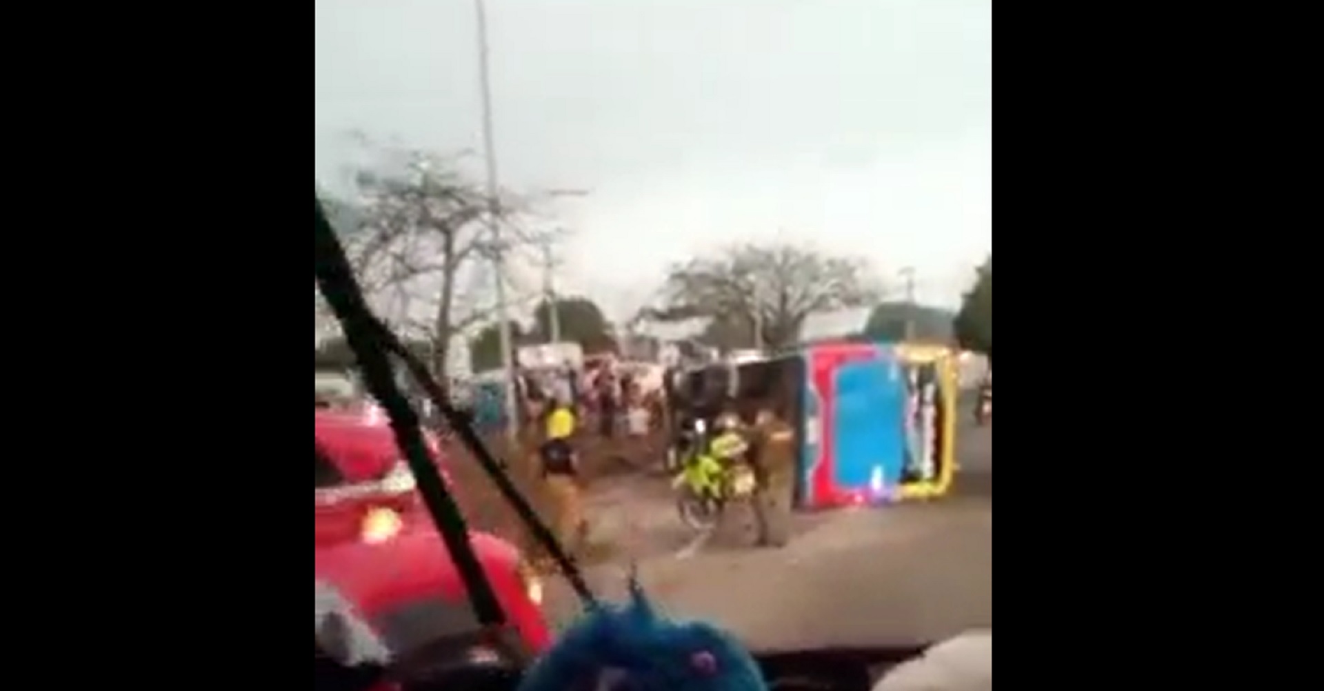 El volcamiento de un bus deja 21 personas heridas. Foto: Captura-video