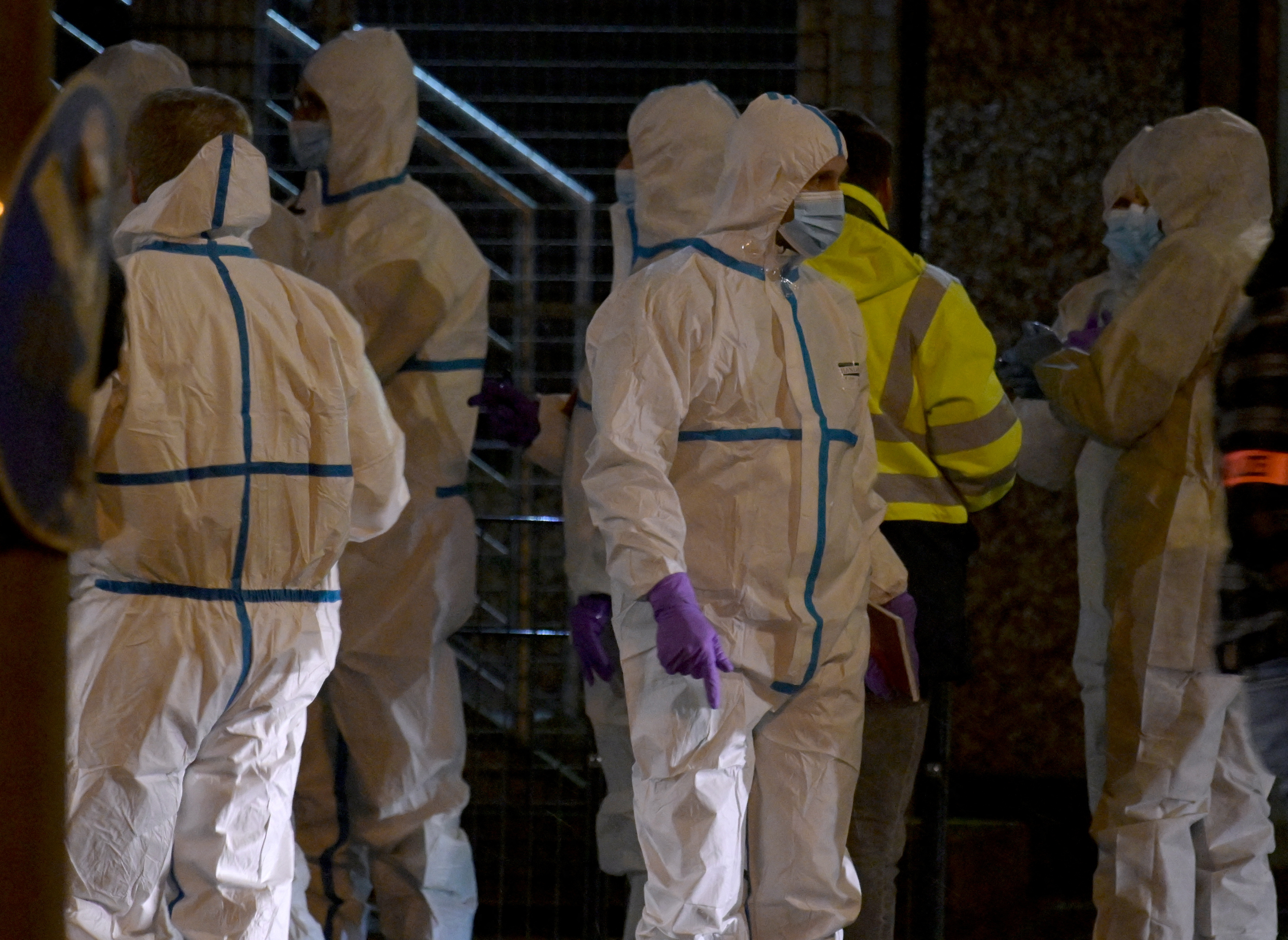 Expertos forenses en la escena (REUTERS/Fabian Bimmer)