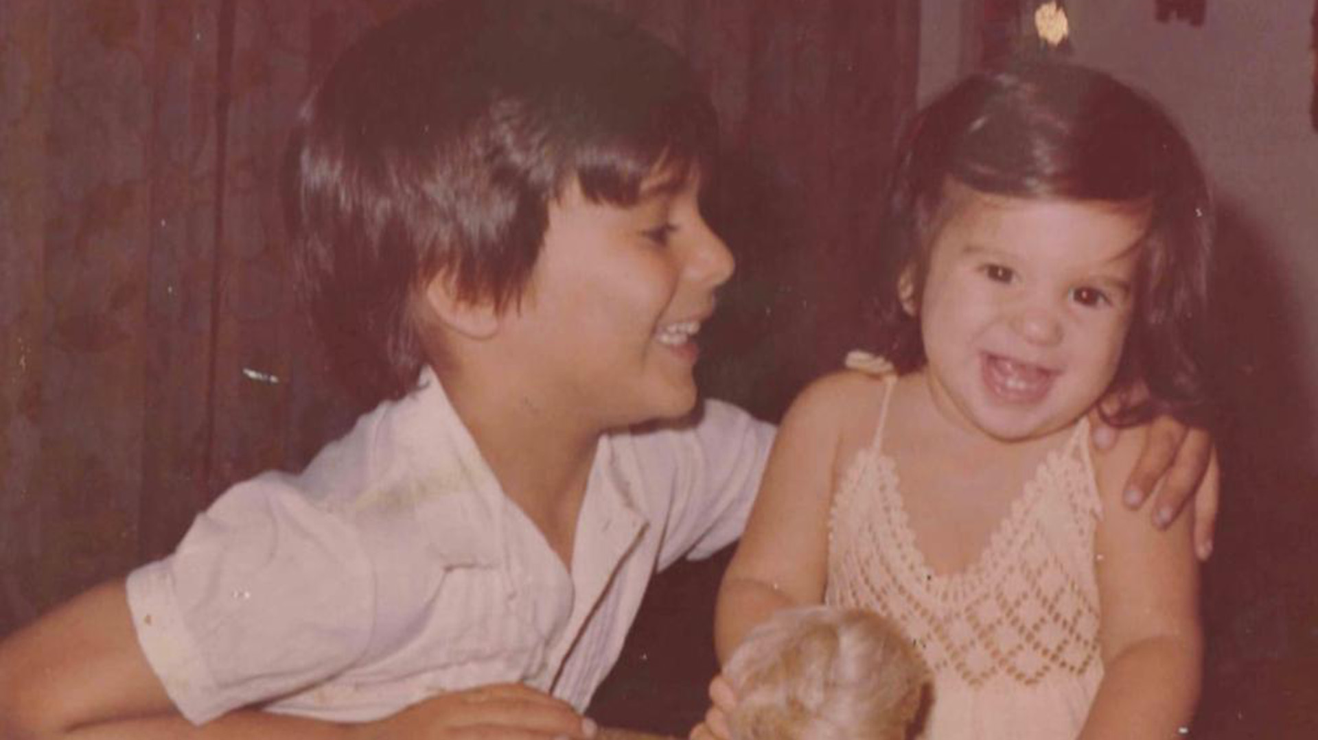 Elba Marcovecchio en 1980 (con dos años) junto a Sergio, el menor de sus tres hermanos