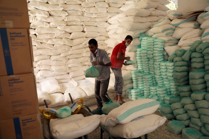 Foto de archivo de trabajadores en un centro de distribución de alimentos.  REUTERS/Khaled Abdullah/