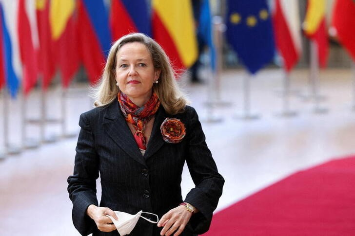 FOTO DE ARCHIVO: La ministra de de Asuntos Económicos española, Nadia Calviño, llega a una reunión de ministros de Finanzas de la zona euro en Bruselas, Bélgica, el 14 de marzo de 2022. REUTERS/Yves Herman