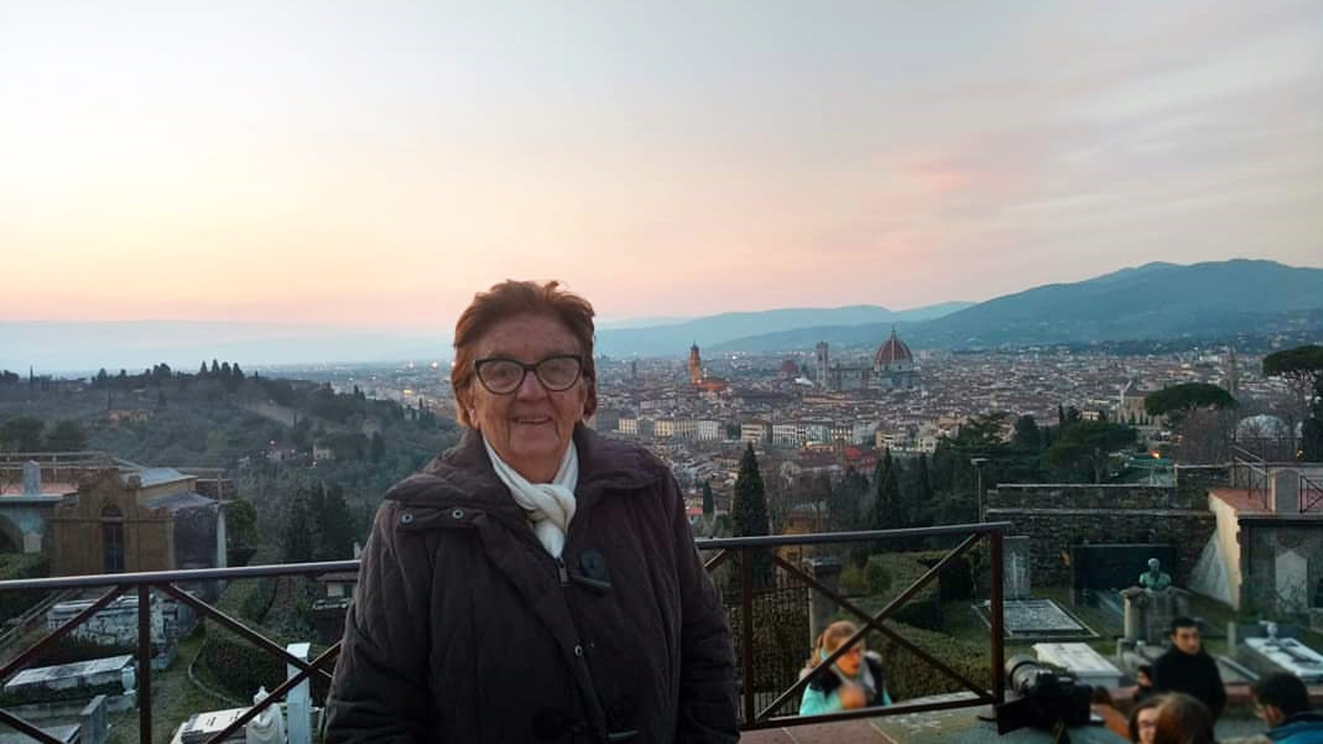 Recorrió Europa sola a los 80 años por medio de un voluntariado: las increíbles aventuras de una abuela viajera