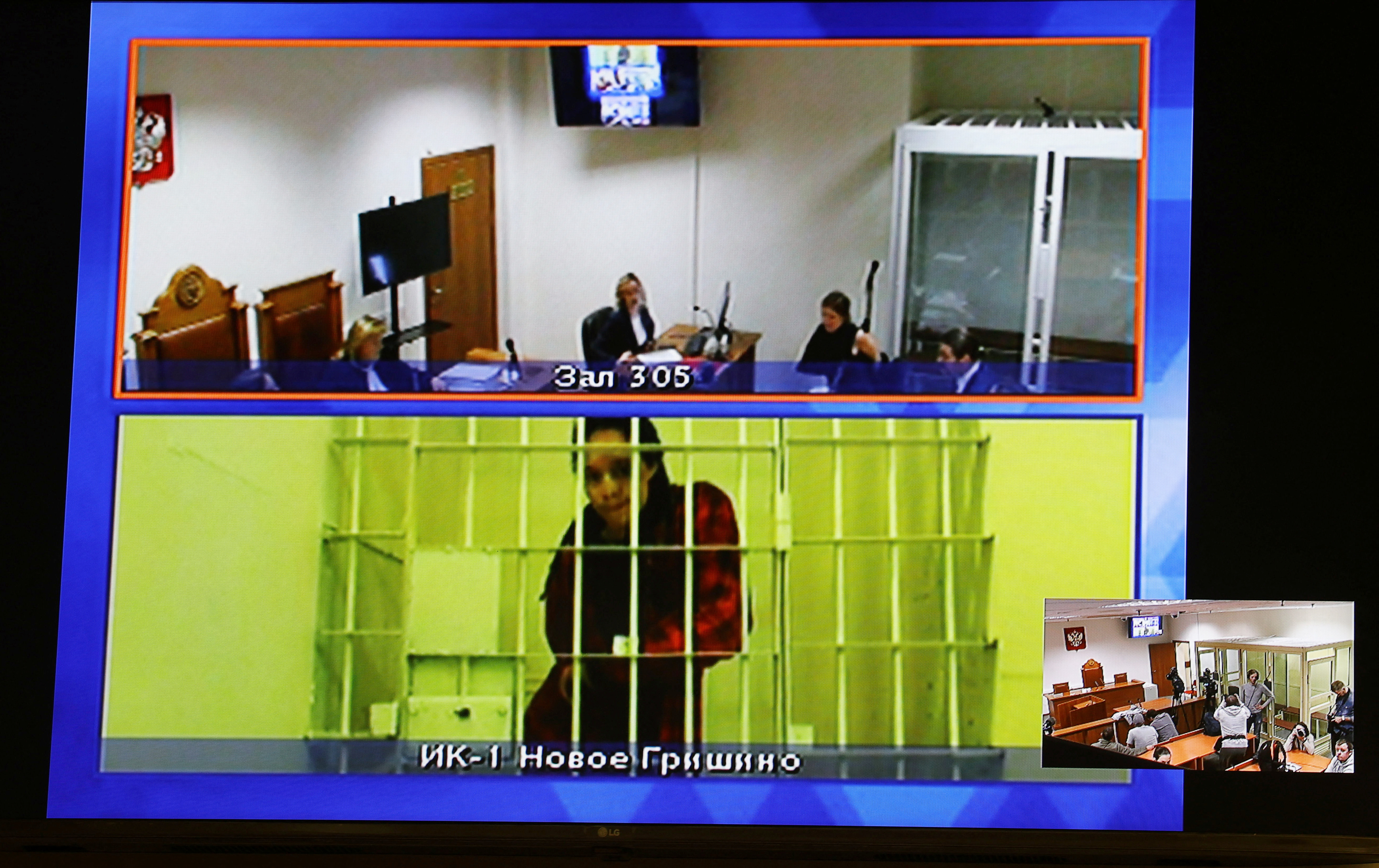 Brittney Griner aparece en una pantalla a través de una conexión de vídeo desde el centro de detención durante una audiencia judicial para considerar una apelación contra su sentencia de prisión, en Krasnogorsk, región de Moscú, Rusia 25 de octubre de 2022. REUTERS/Evgenia Novozhenina