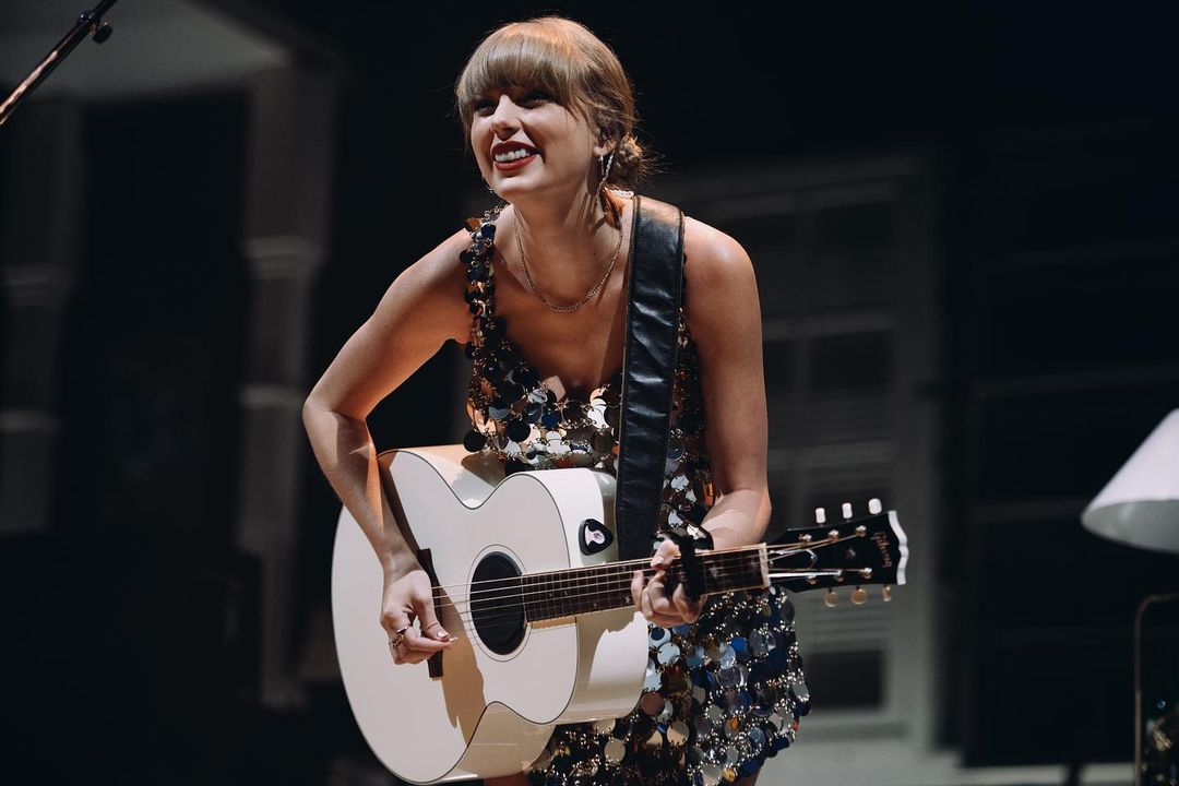 Taylor Swift hizo aparición sorpresa en concierto de The 1975 en enero (Instagram The 1975)