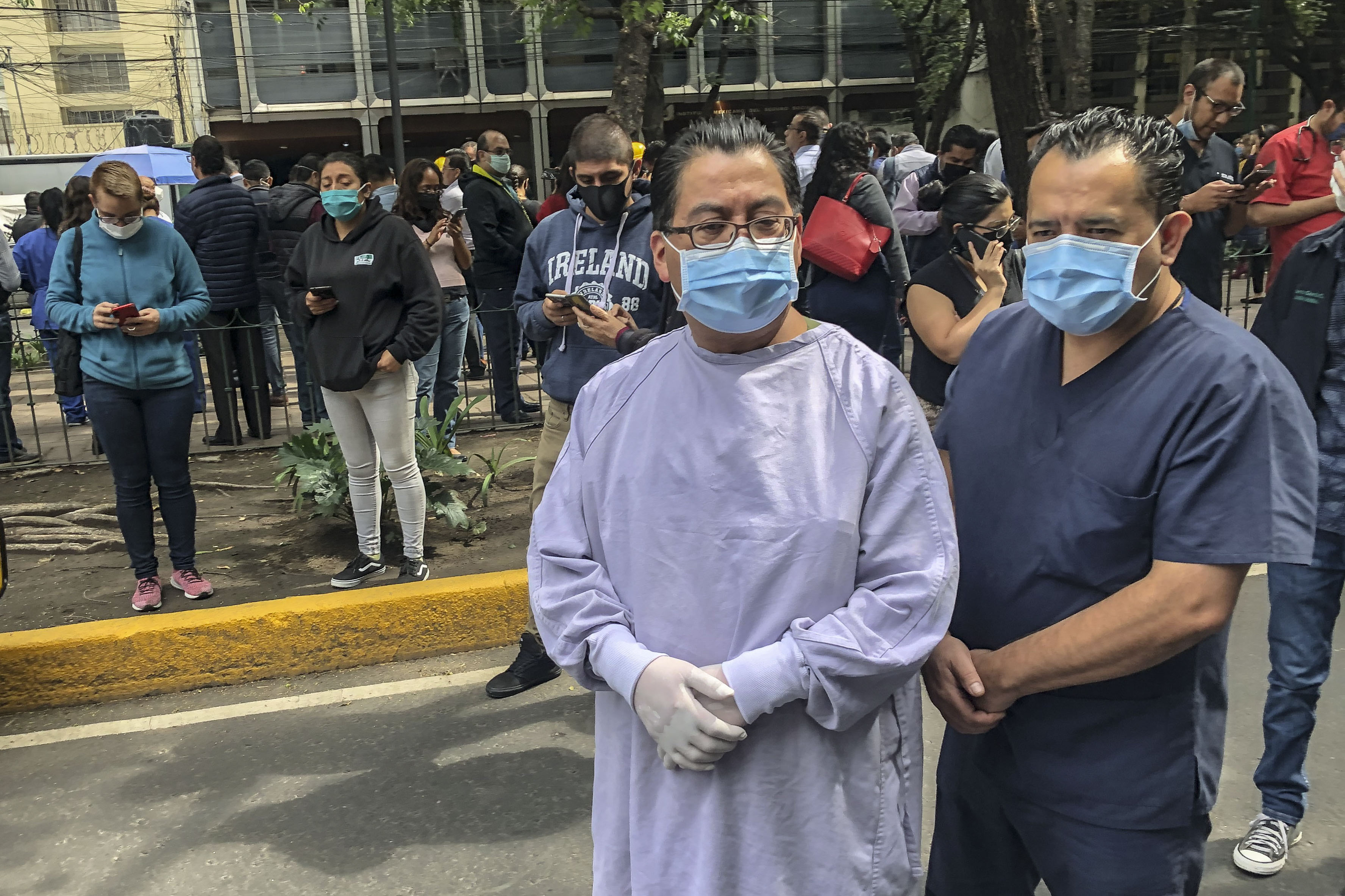 Centro Médico Nacional 20 de Noviembre en la Colonia del Valle Sur tuvo que desalojar a algunos enfermeros y pacientes
Foto: Claudio Cruz / AFP)