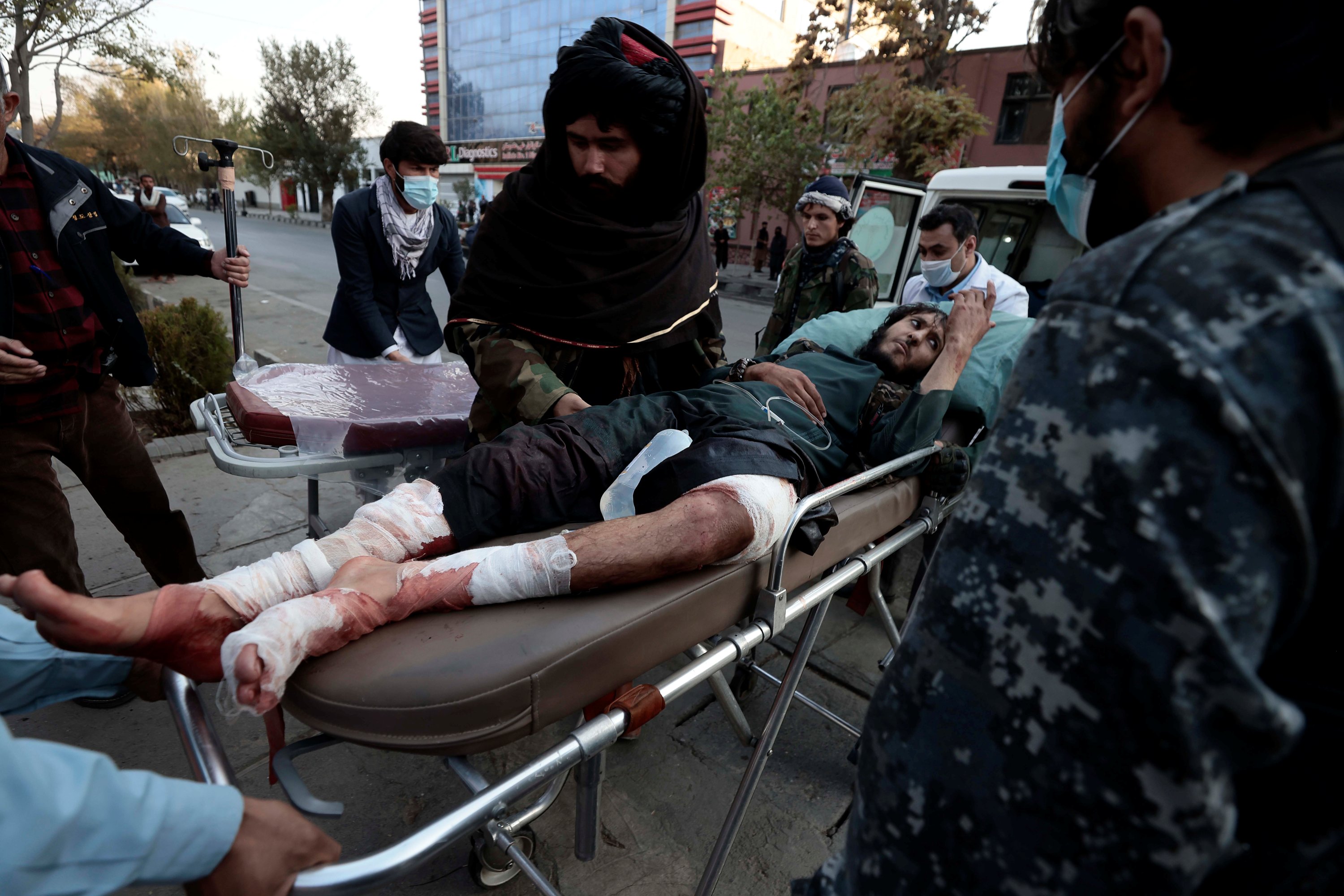Un hombre herido luego del atentado en el Hospital Militar de Kabul perpetrado por ISIS-K el 2 de noviembre