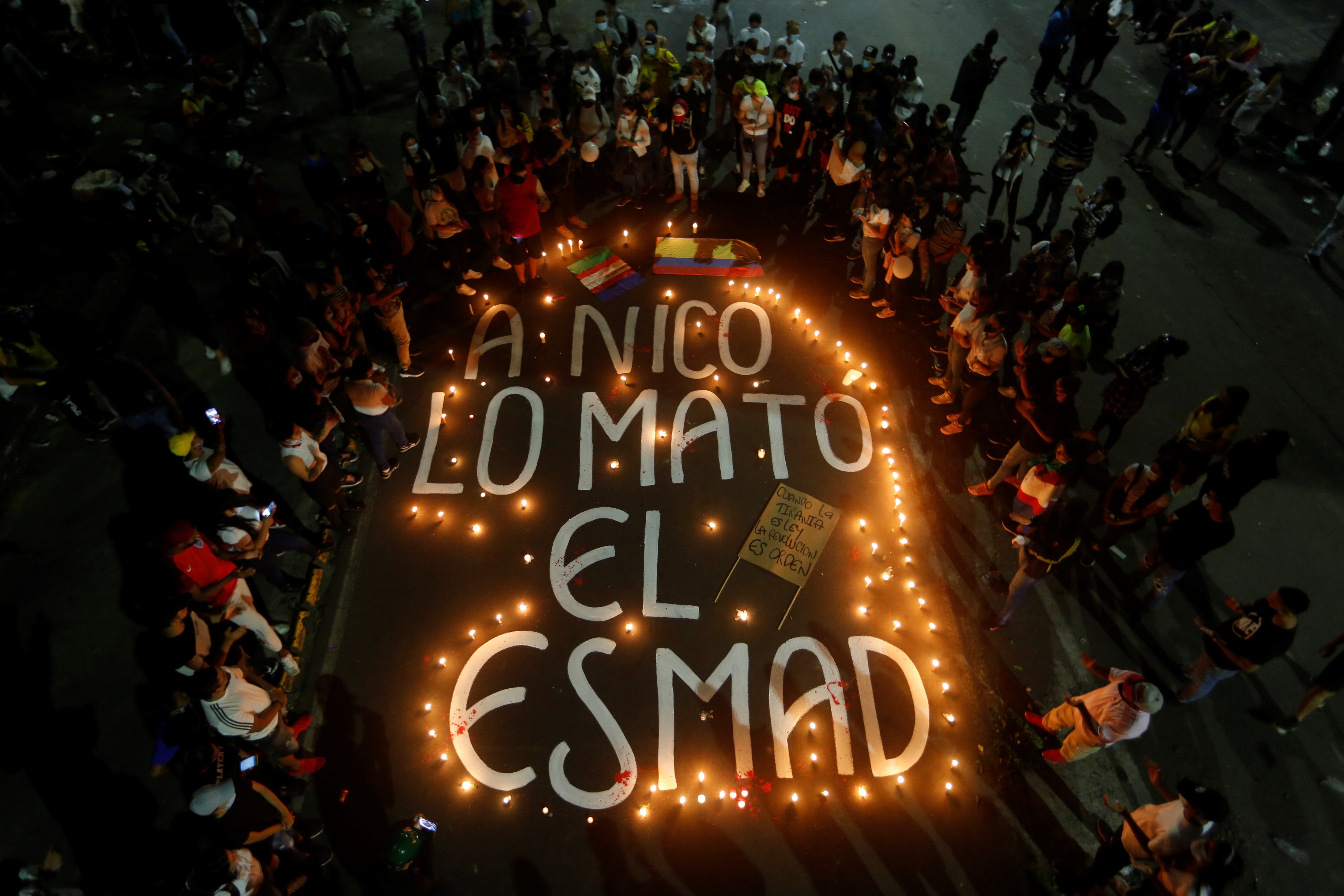 Vista general de un mensaje con velas durante una velatón en homenaje al joven Nicolás Guerrero, asesinado durante los enfrentamientos con miembros del Escuadrón Móvil Antidisturbios (ESMAD), en Cali (Colombia). EFE/ Ernesto Guzmán Jr
