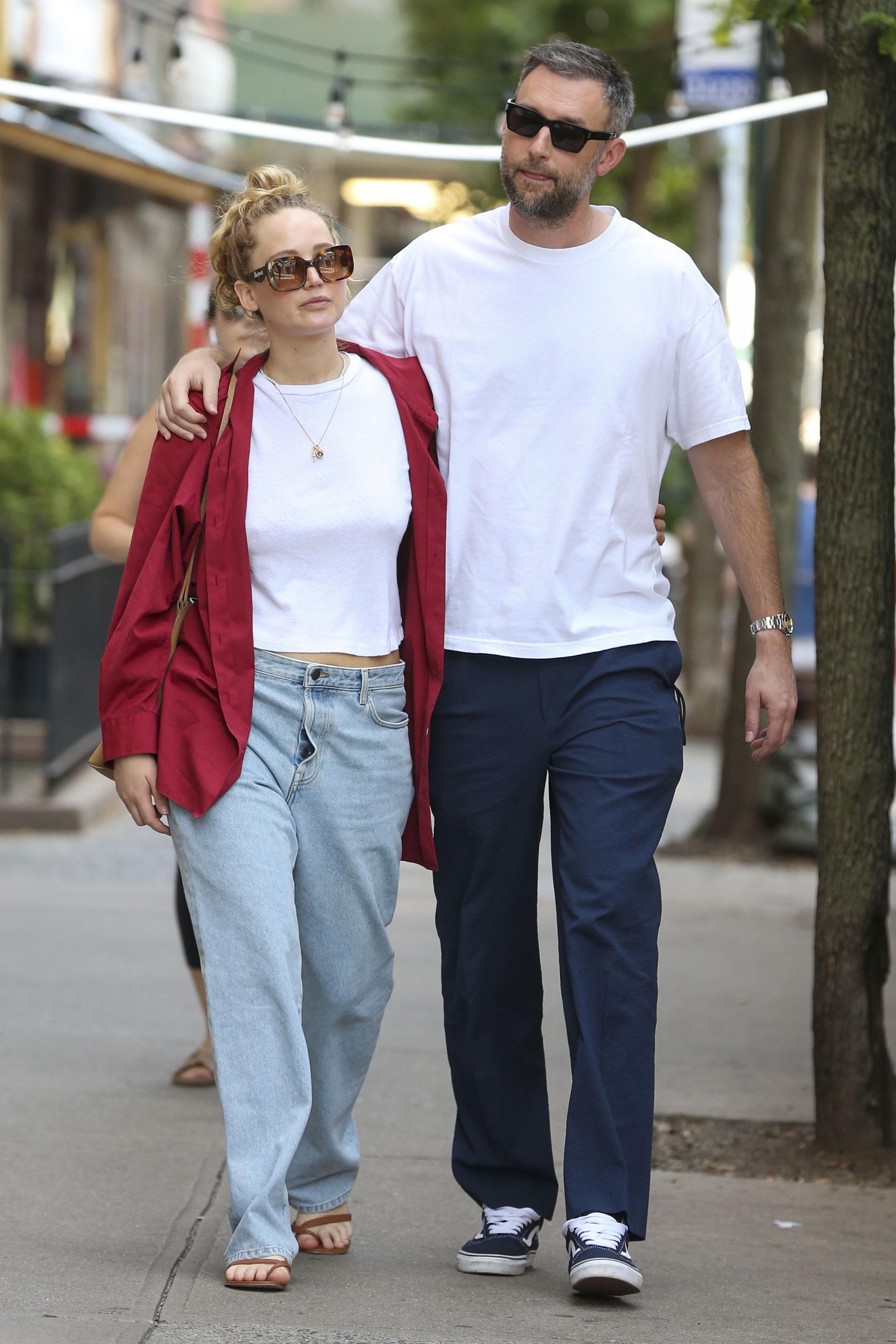 Romántico paseo. Jennifer Lawrence y Cooke Maroney caminaron abrazados por las calles de Nueva York. Ella lució un jean clarito, con una remera clásica blanca y una camisa roja, mientras que él optó por un pantalón de vestir color azul y una remera blanca. Ambos llevaron lentes de sol
