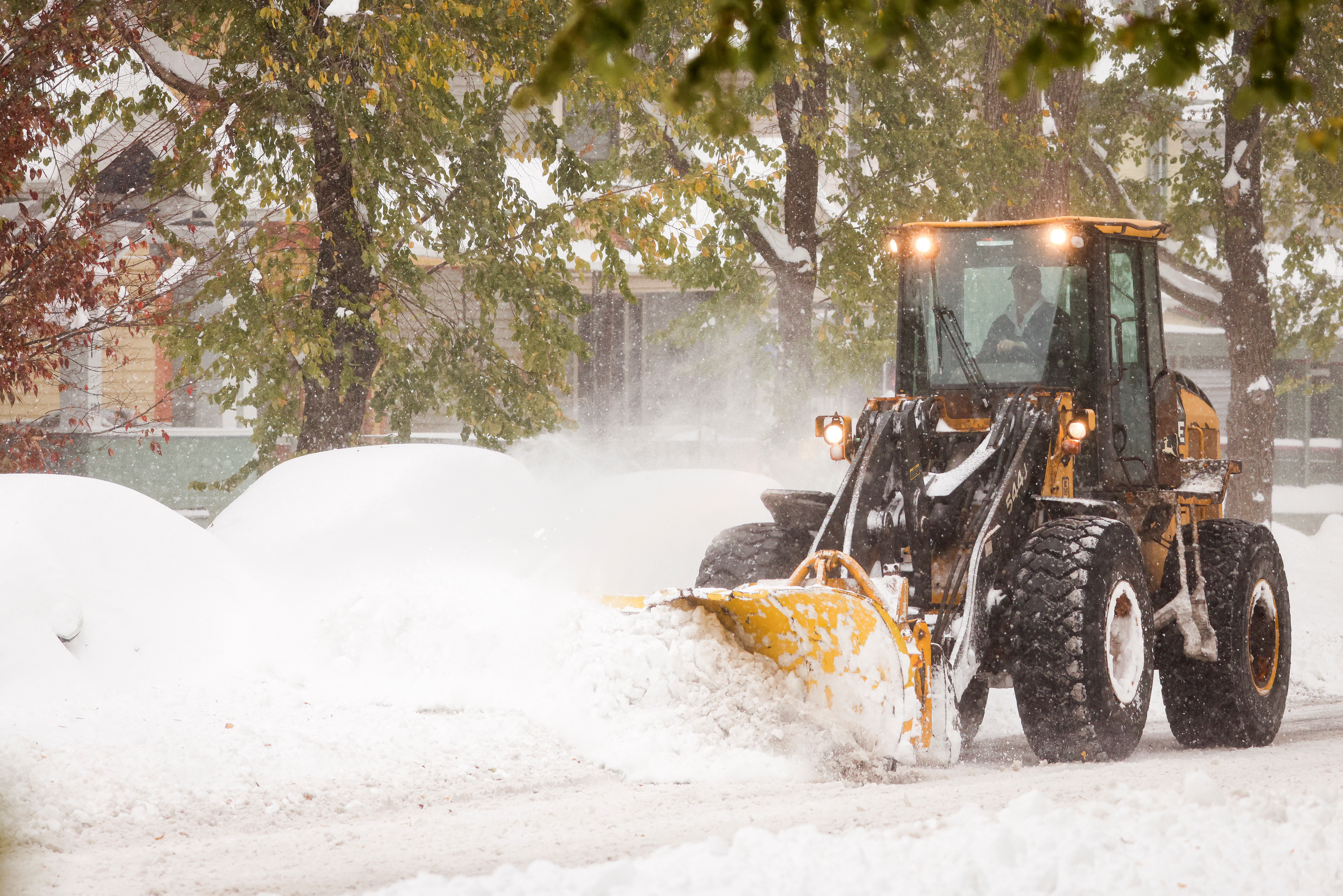Un trattore pulisce la strada durante una tempesta di neve a Buffalo