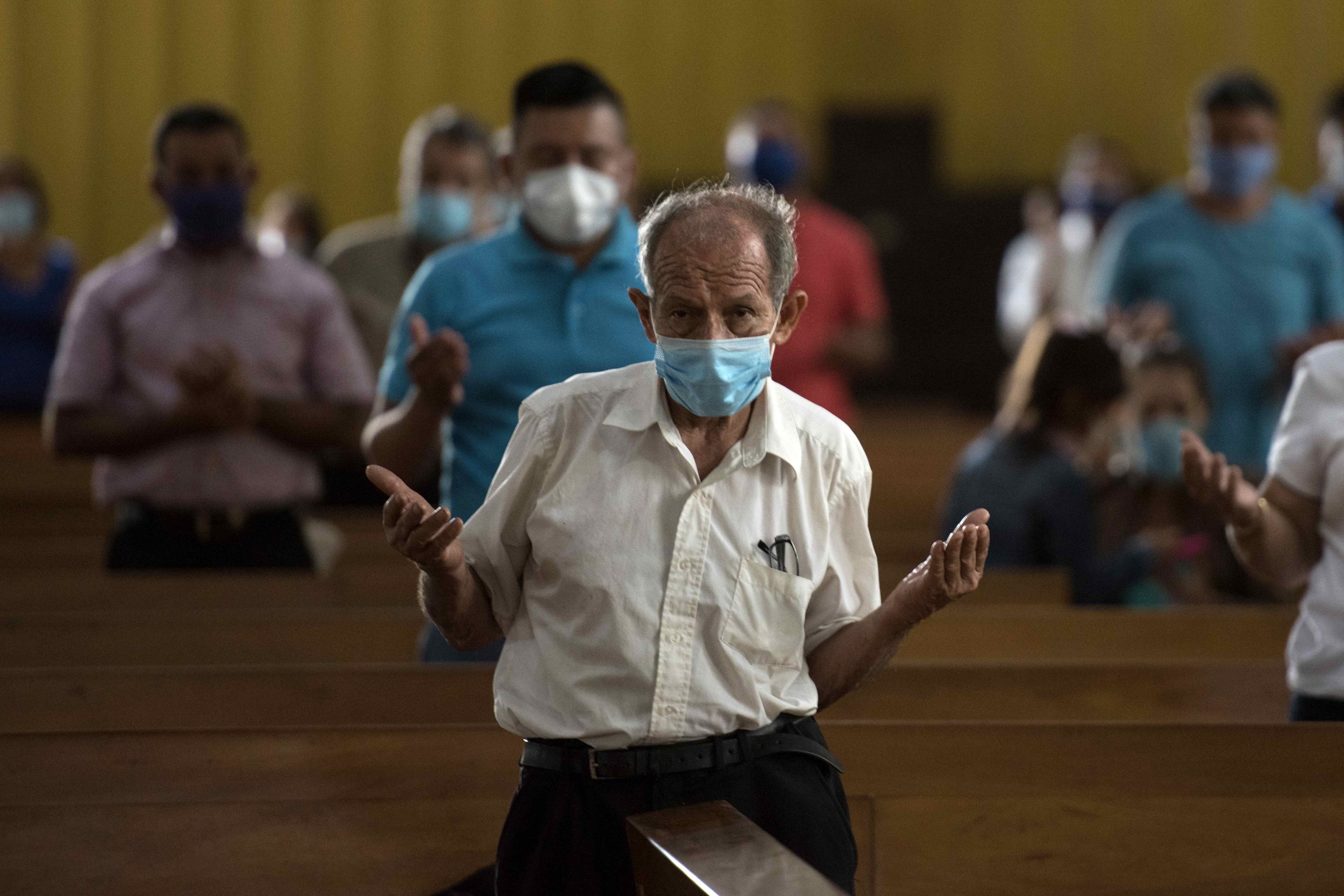 Un fiel en una iglesia en Managua (EFE/Jorge Torres)