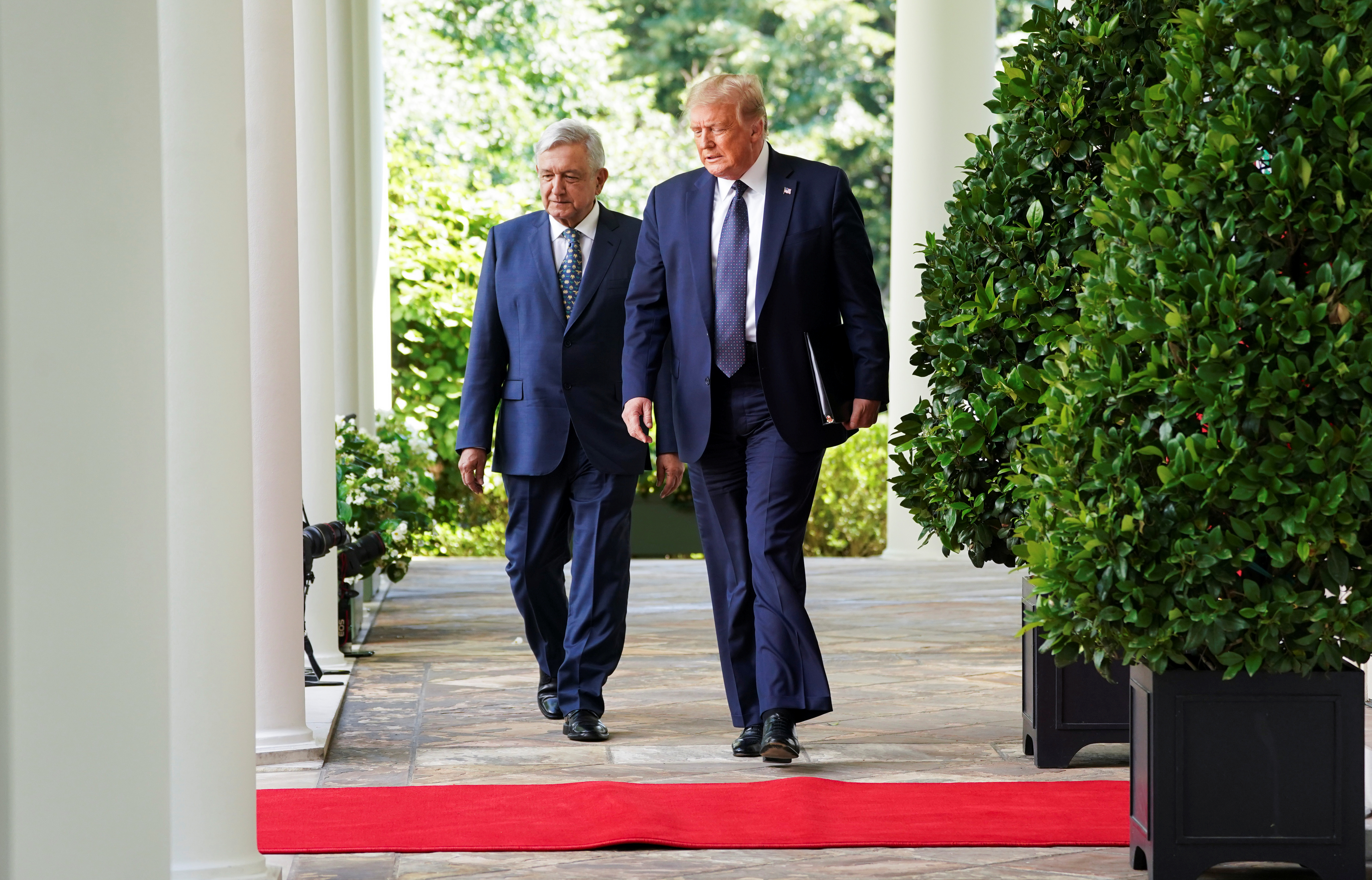 El presidente de los Estados Unidos, Donald Trump, conduce al presidente de México, Andrés Manuel López Obrador, por el ala oeste al Jardín de las Rosas en la Casa Blanca en Washington, EE. UU., 8 de julio de 2020. (Foto: REUTERS / Kevin Lamarque)