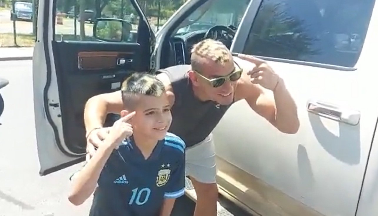 Nahuel Guzmán conoció al niño que lo imitó (Foto: Twitter/ @Fafhoo)