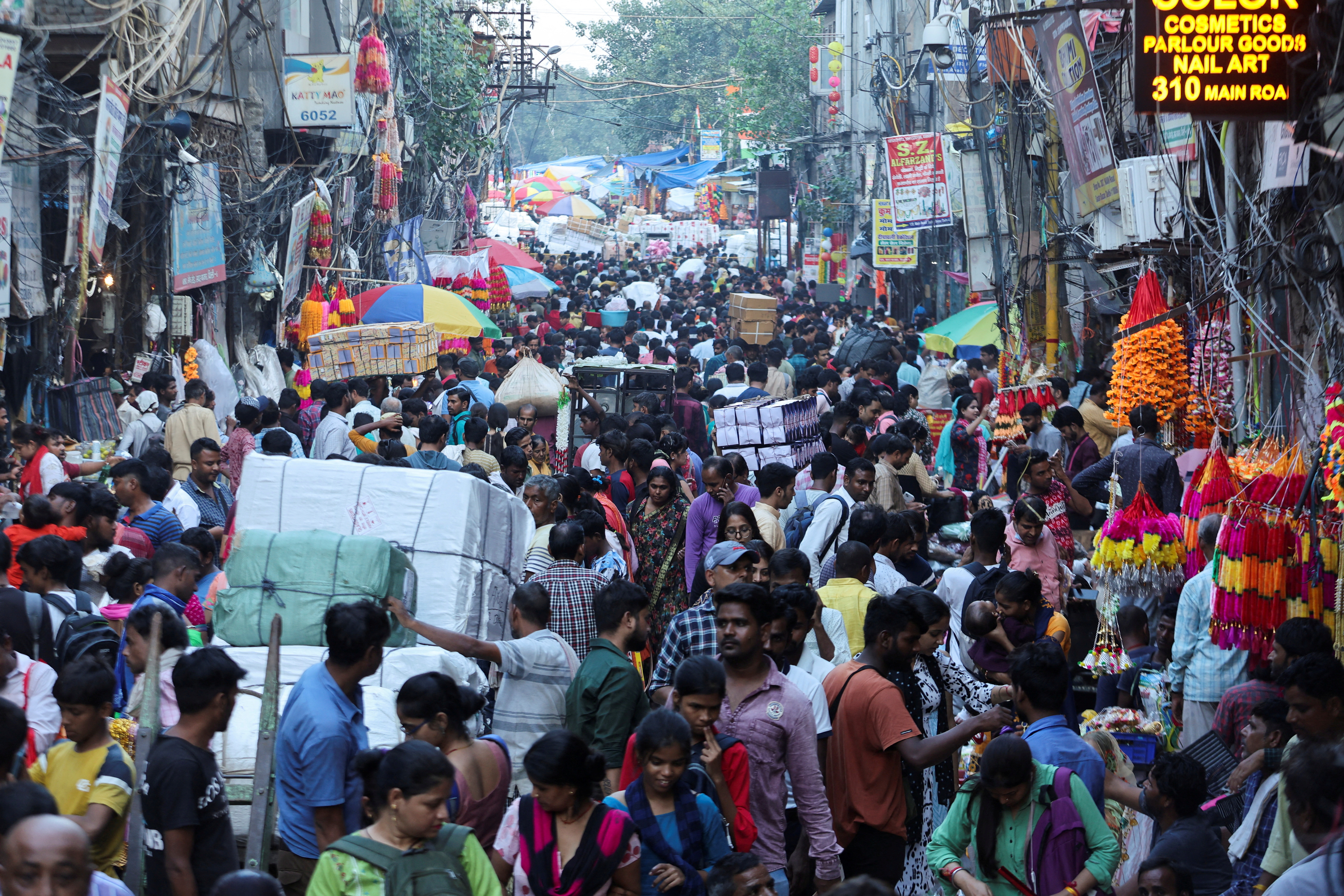La gente compra en un mercado abarrotado antes de Diwali, el festival hindú de las luces, en el casco antiguo de Delhi, India, 11 de octubre de 2022. REUTERS/Anushree Fadnavis/Archivo