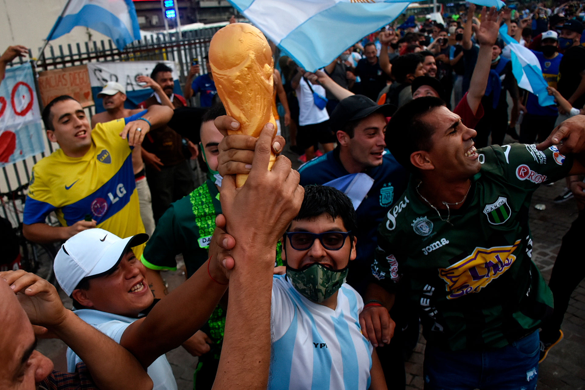 Otra vez la Copa del Mundo. Mezclados, hinchas de Chicago y Boca. Maradona no entendió de colores (Nicolás Stulberg)