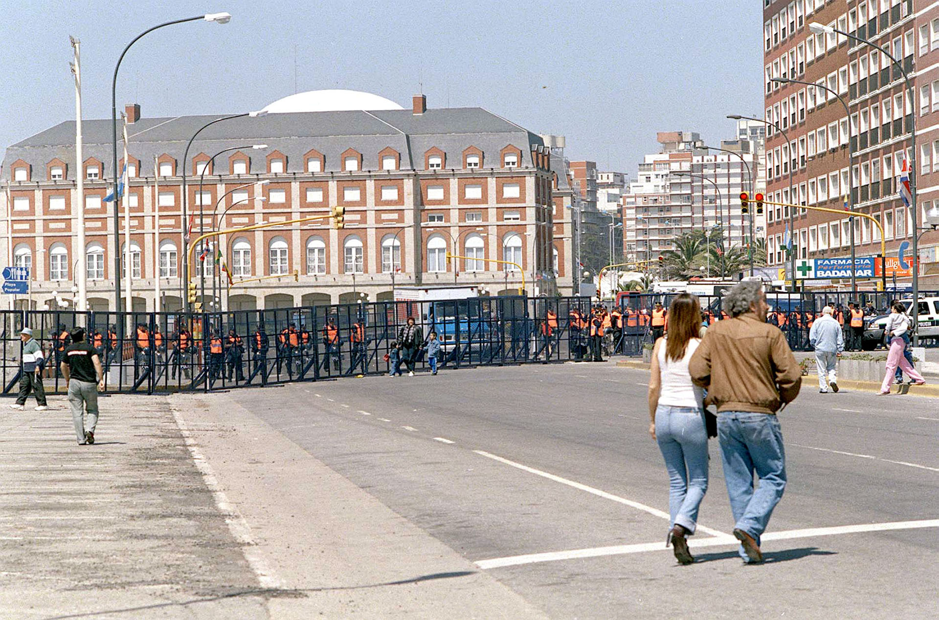 El centro de la ciudad de Mar del Plata fue vallado y se implementó un fuerte control en las calles para garantizar la seguridad de los presidentes extranjeros
