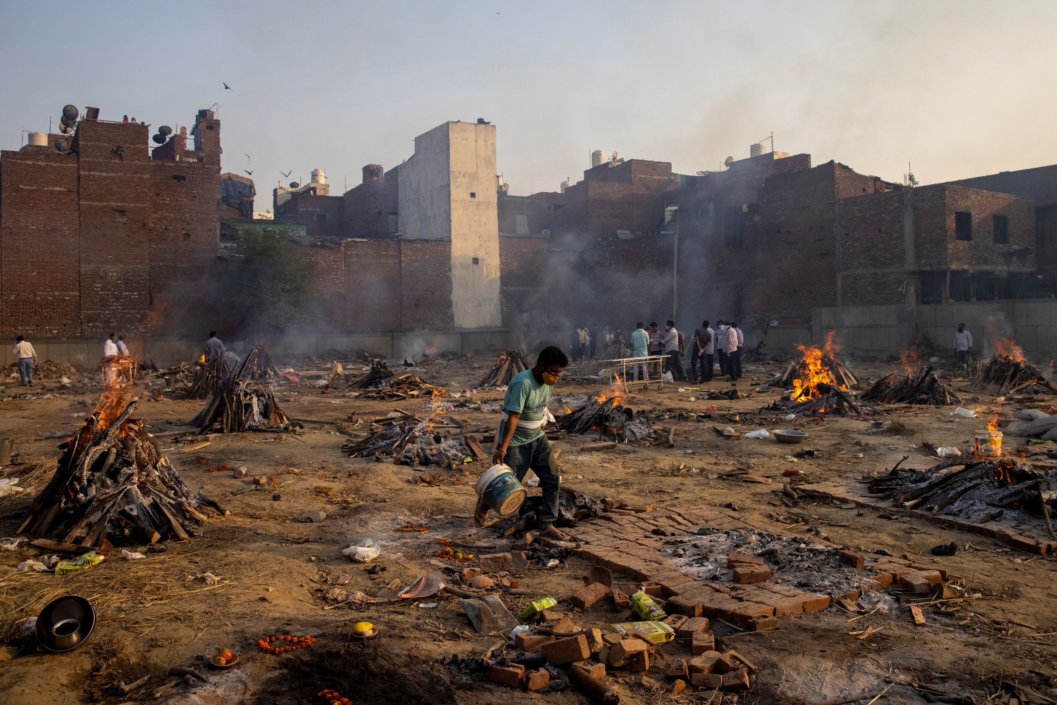 Piras funerarias en un crematorio en Nueva Delhi, India, el 22 de abril de 2021 (Reuters)