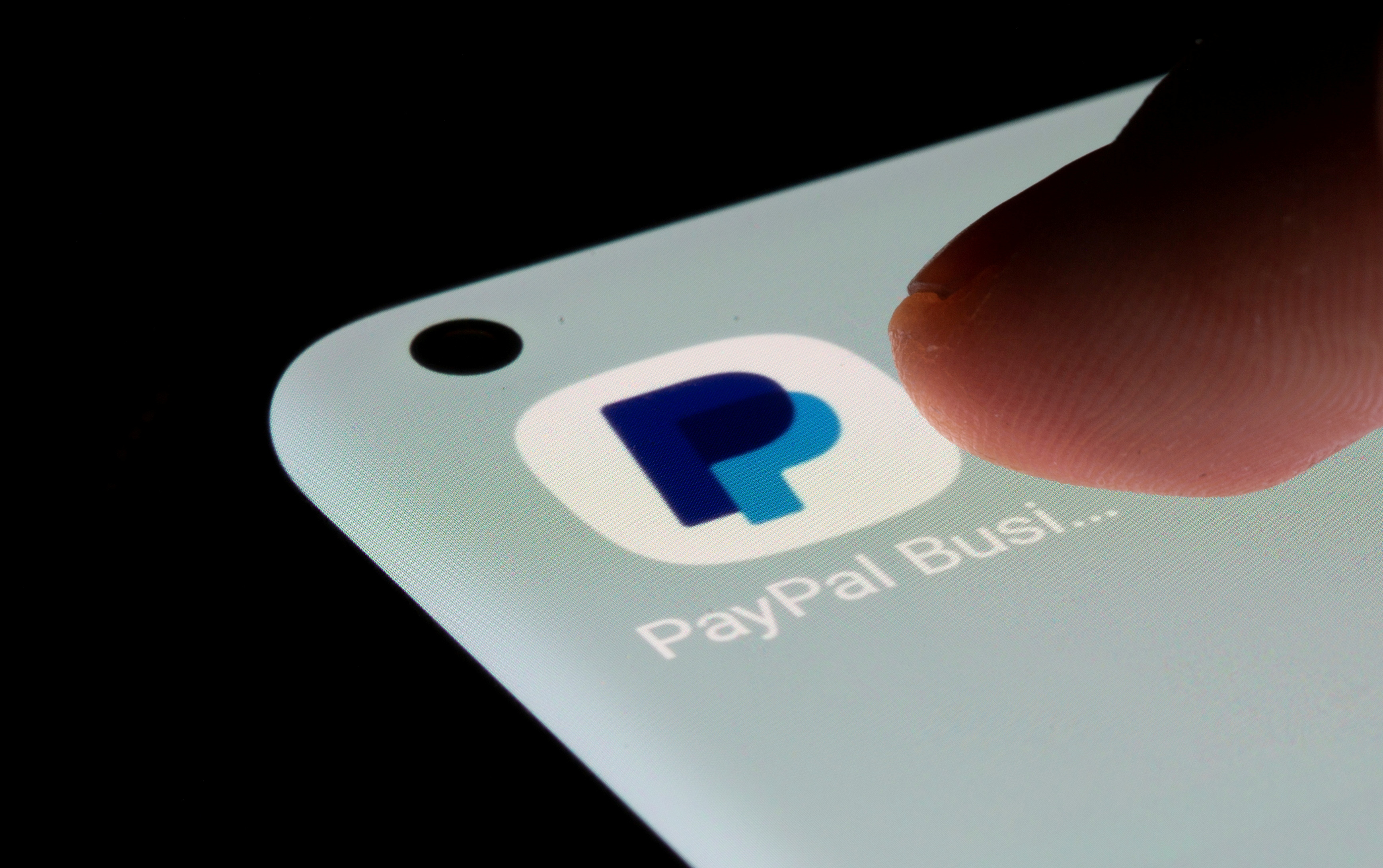 El primer paso para eliminar un perfil en PayPal es borrar la información financiera guardada en la aplicación. (REUTERS/Dado Ruvic/Illustration/File Photo)