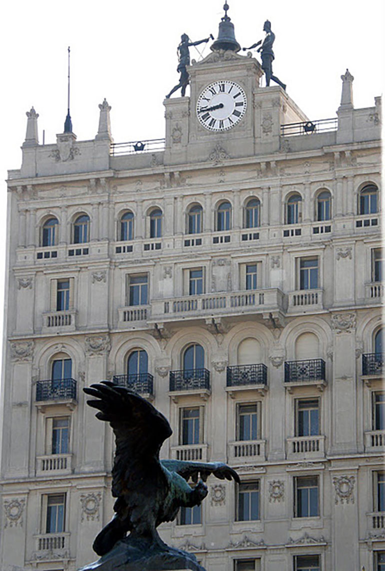 Reloj de los Moros frente a la Plaza de los Dos Congresos, sobre el ex edificio del Instituto Biológico Argentino