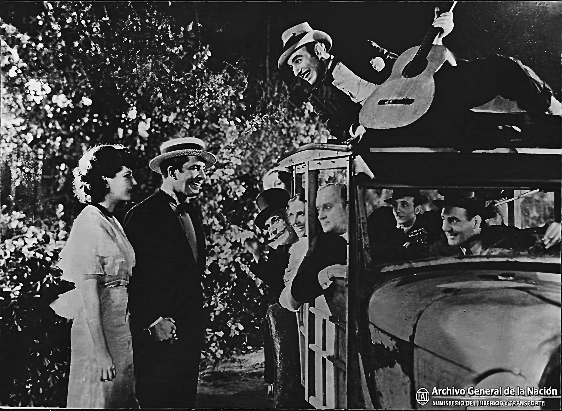 Carlos Gardel con Blanca Vischer en la escena final de "El tango en Broadway" (1934).