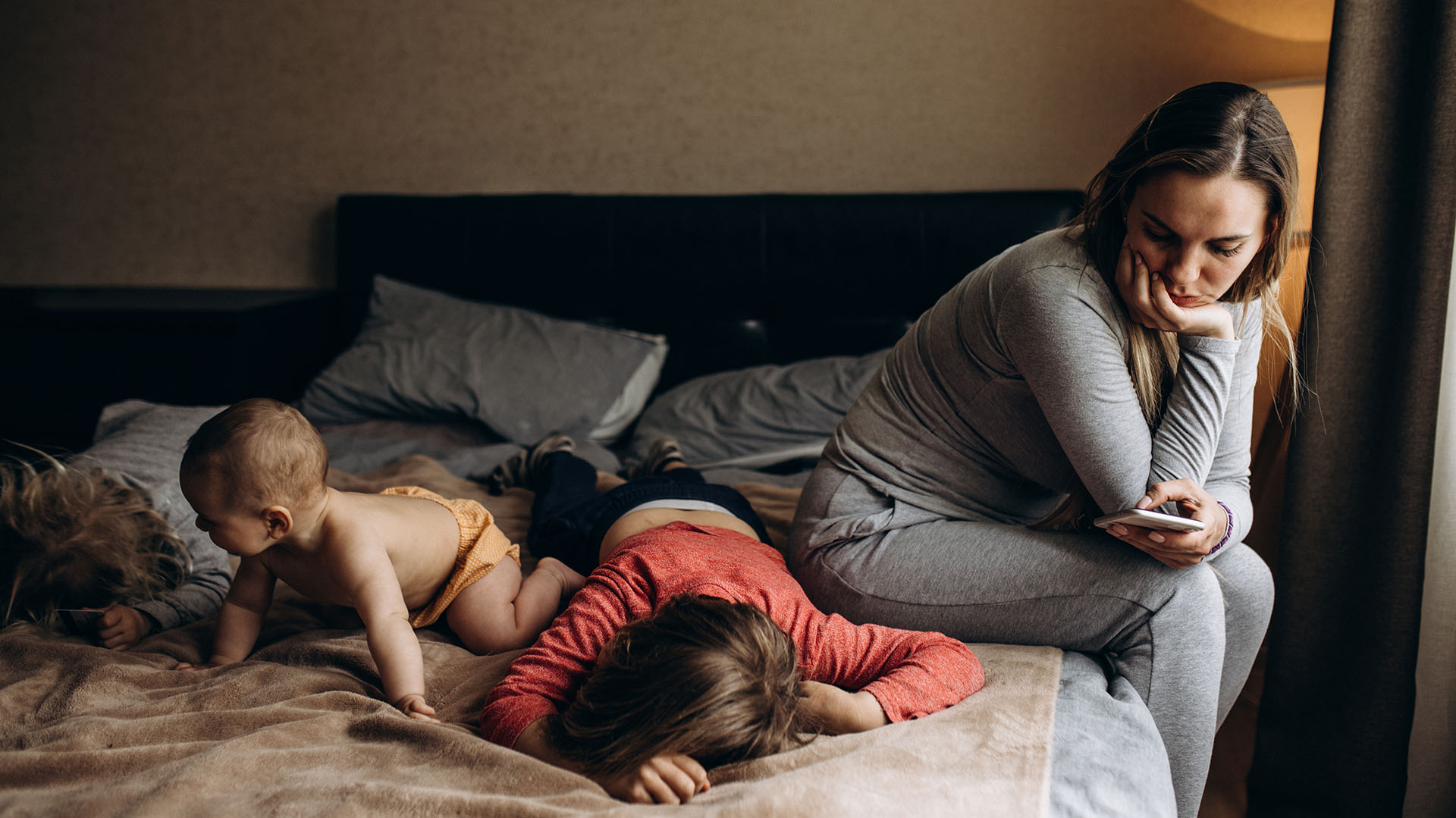 Cualquier situación que altere las rutinas y el bienestar diario puede causar una alteración en el dormir del niño (Getty)