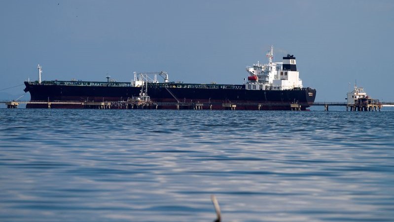 Foto de archivo del tanquero Kerala, fletado por Chevron, siendo cargado en la terminal petrolera de Bajo Grande en el lago de Maracaibo, Venezuela, el 5 de enero de 2023 (REUTERS/Isaac Urrutia)