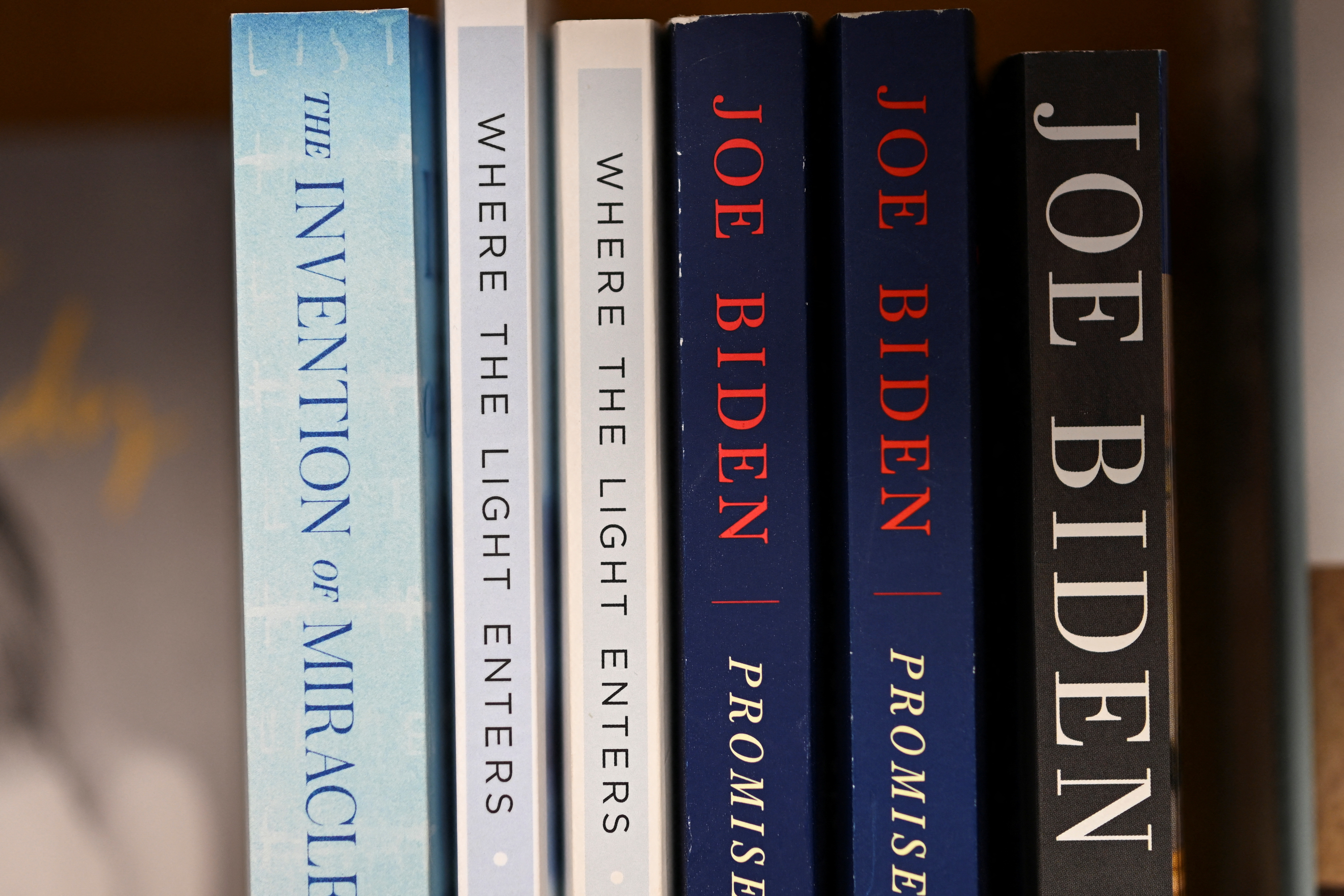 Los libros escritos por el presidente Joe Biden y la primera dama, la Dra. Jill Biden, se exhiben en una librería en la misma ciudad donde Biden posee una casa en la playa, luego de que agentes del FBI realizaran una búsqueda planificada de la propiedad en Rehoboth Beach