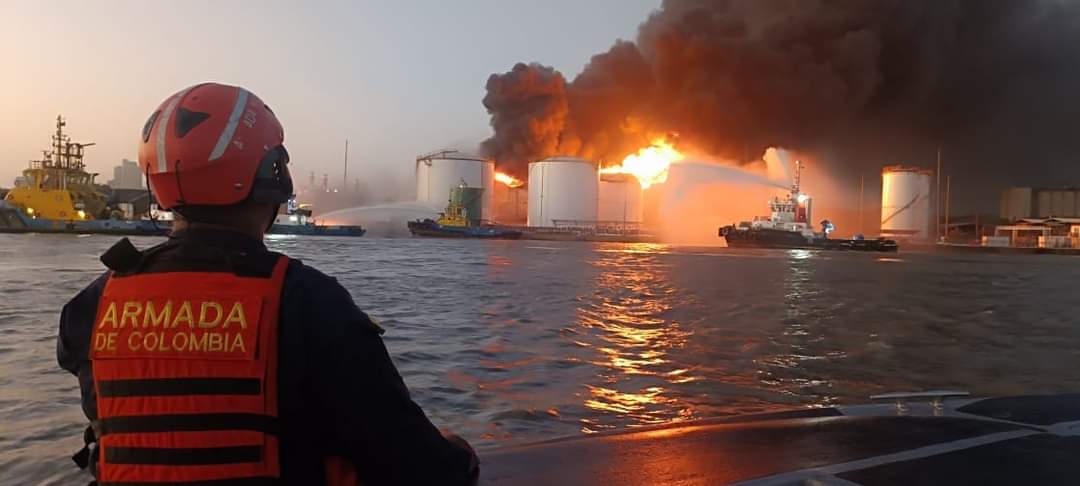 Incendio en zona industrial de Barranquilla. Foto: Armada Nacional de Colombia, Twitter.