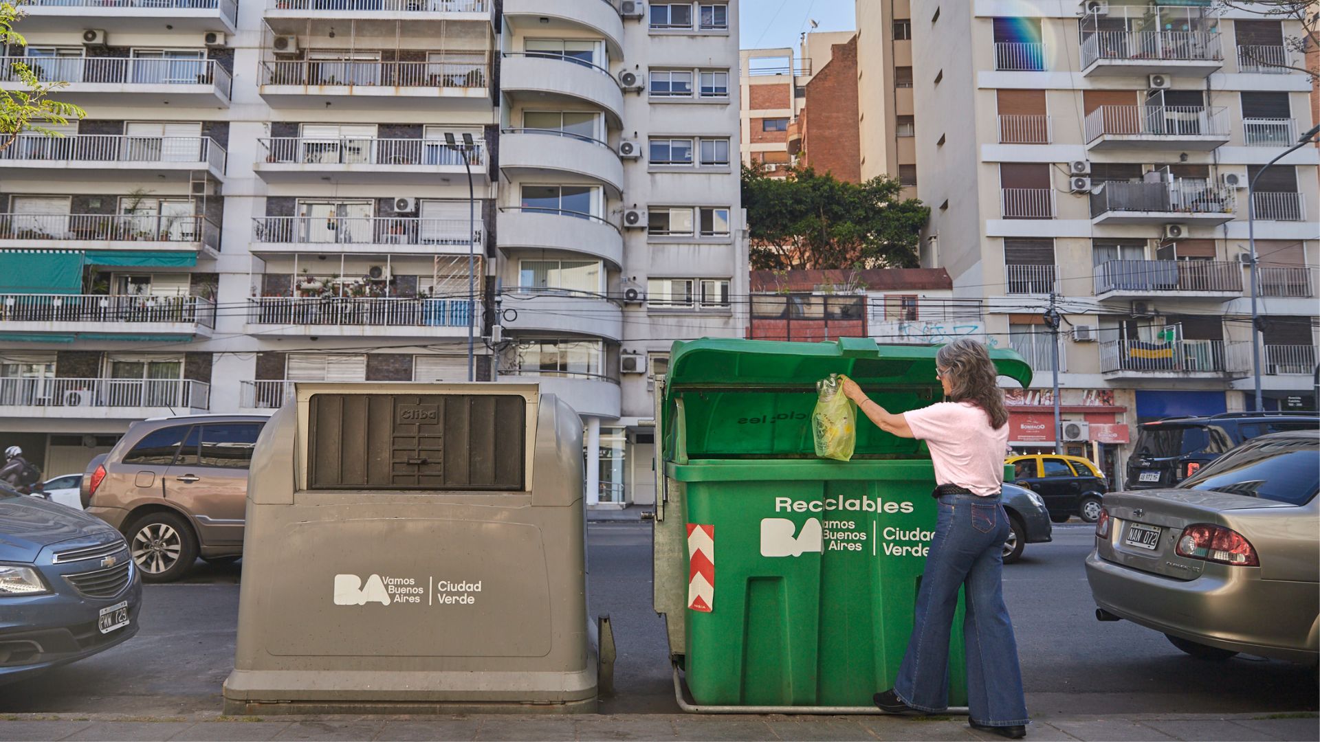 Existen contenedores negros y verdes en donde debe depositarse la basura con bolsas cerradas de domingo a viernes de 19 a 21 hs Prensa GCBA