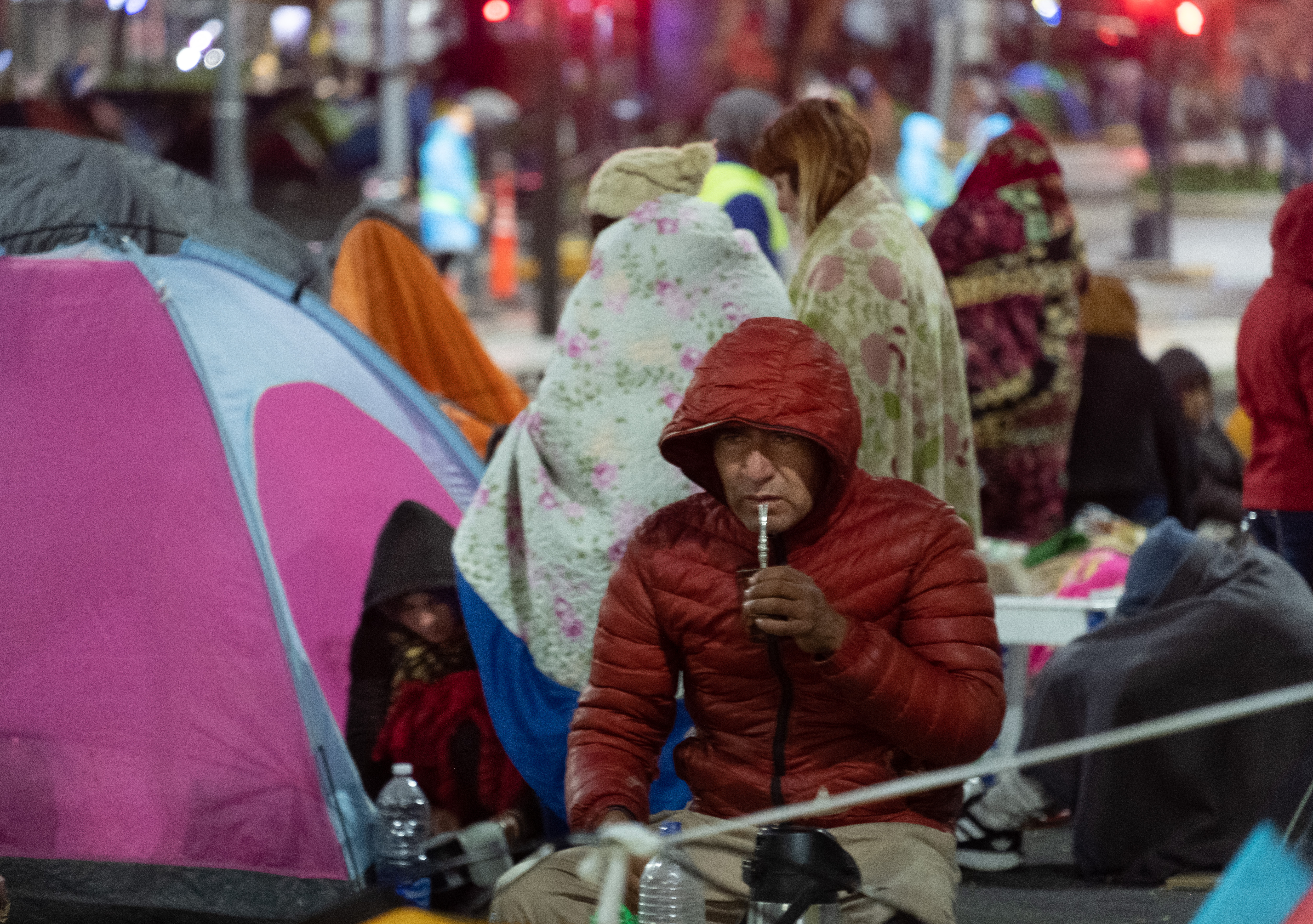 Un piquetero toma mate durante la manifestación que se instaló con carpas frente a la sede de Desarrollo Social