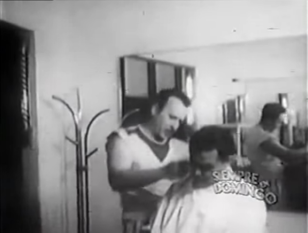 Pedro Infante daba servicio de peluquería a sus amigos y a los niños del vecindario donde vivía (Captura: YouTube Enrique Gonzalez Moreno)