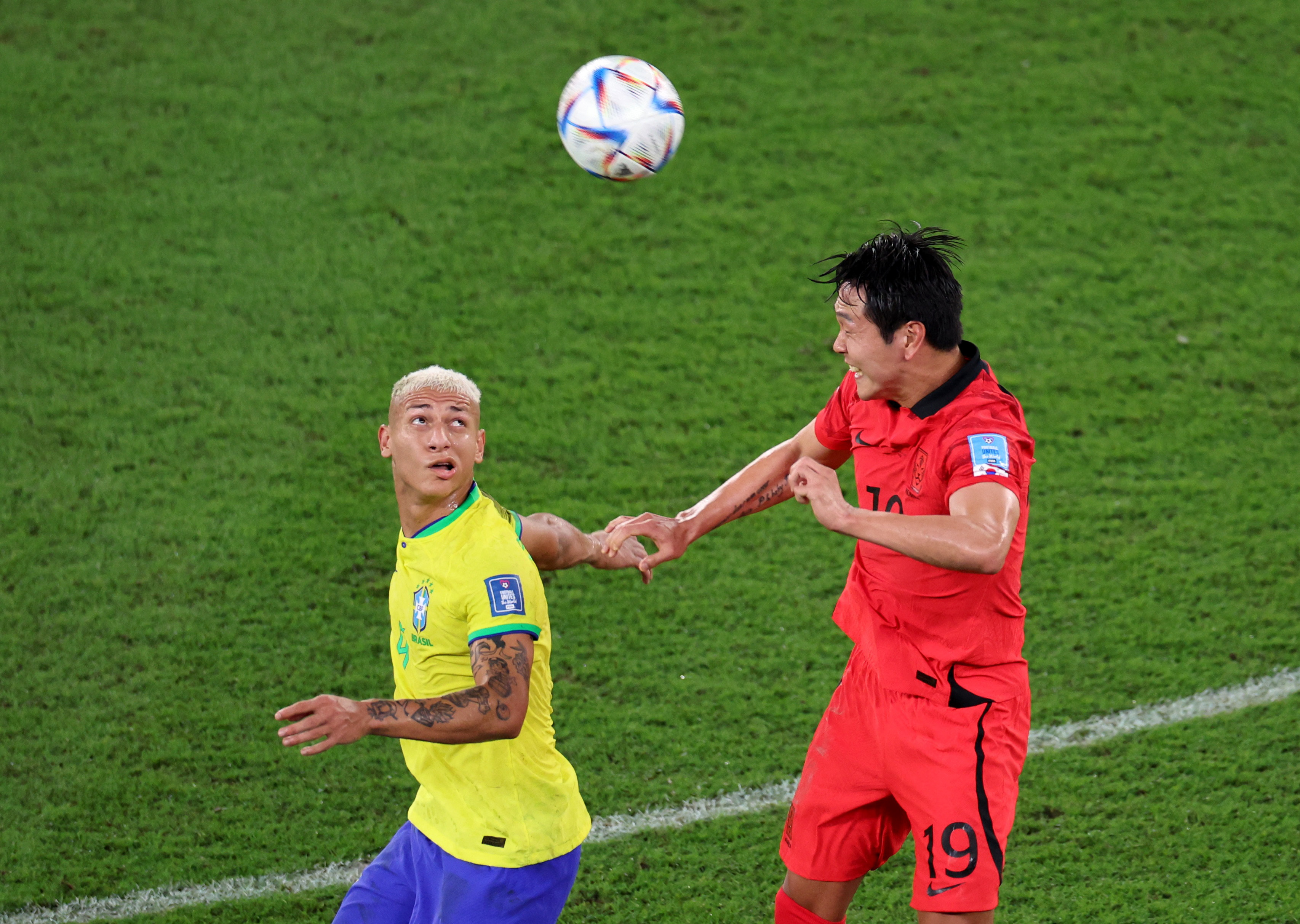 Richarlison intenta dominar una pelota perdida en el aire ante la marca de Kim Young-gwon