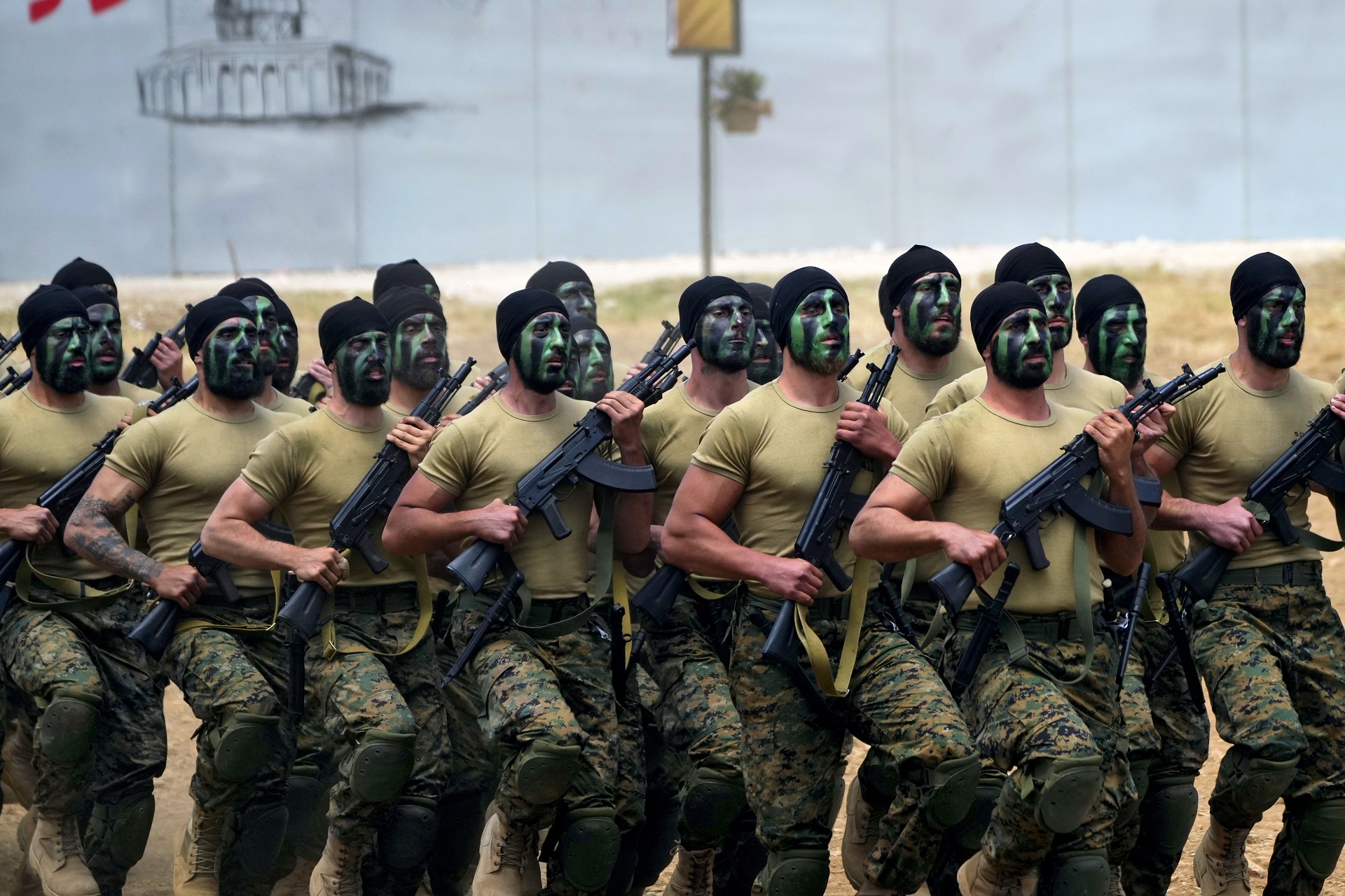 Combatientes de Hezbollah durante los ejercicios del domingo (AP/Hassan Ammar)