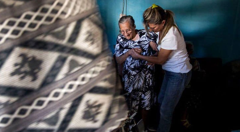 El sistema uruguayo contempla una oferta flexible de horarios de cuidados infantiles y apoyos para adultos mayores y sus cuidadores dentro de los hogares . (Imagen: gentileza SNIC)

