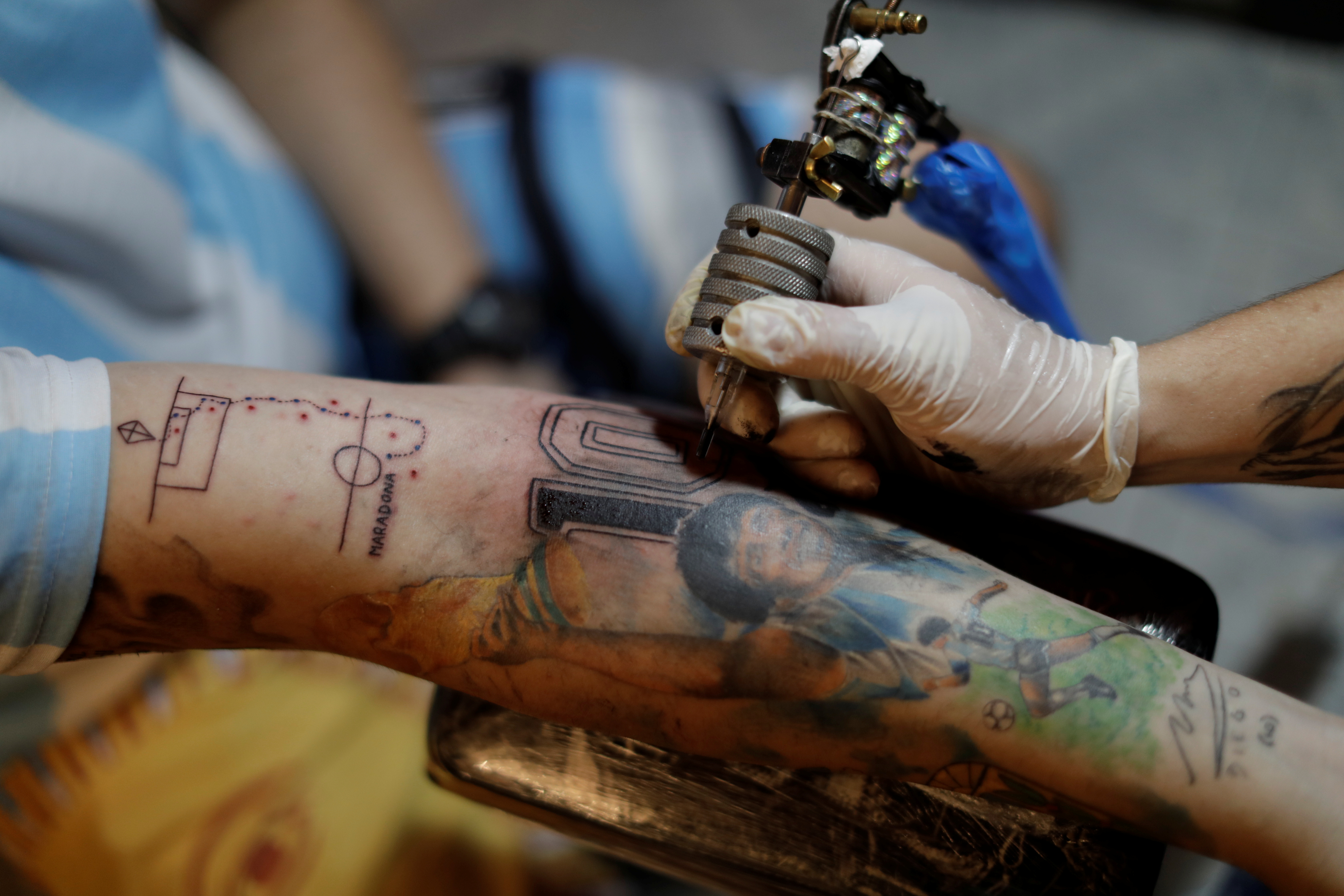 Maximiliano Fernando tiene varios tatuajes en honor al "Diez" en su brazo