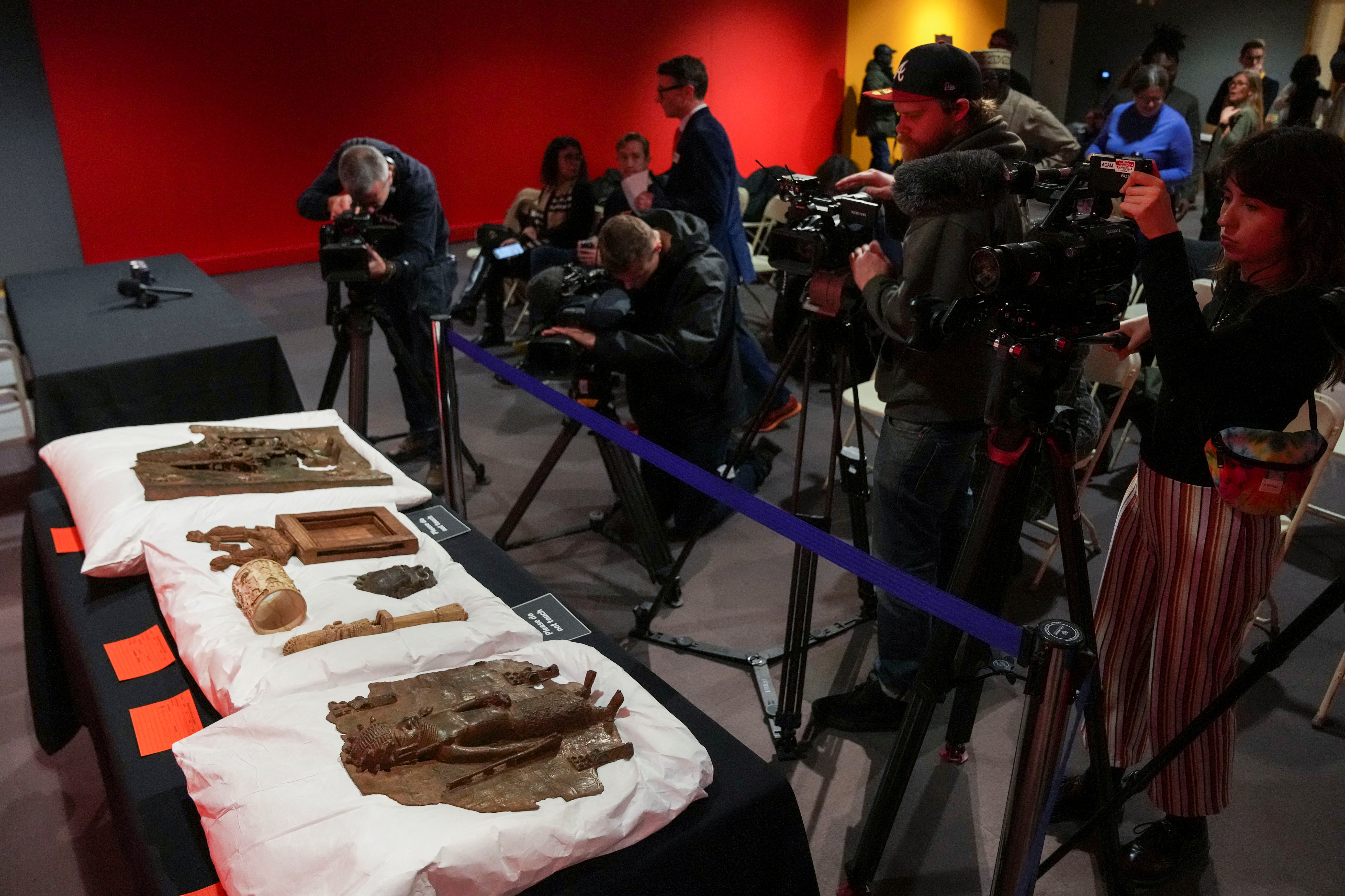 Los miembros de los medios asisten al anuncio del regreso de los primeros seis objetos de la exhibición del Reino de Benin de la Galería Mundial a Nigeria en el Museo y Jardines Horniman, en Londres en noviembre de 2022 (REUTERS/Maja Smiejkowska)
