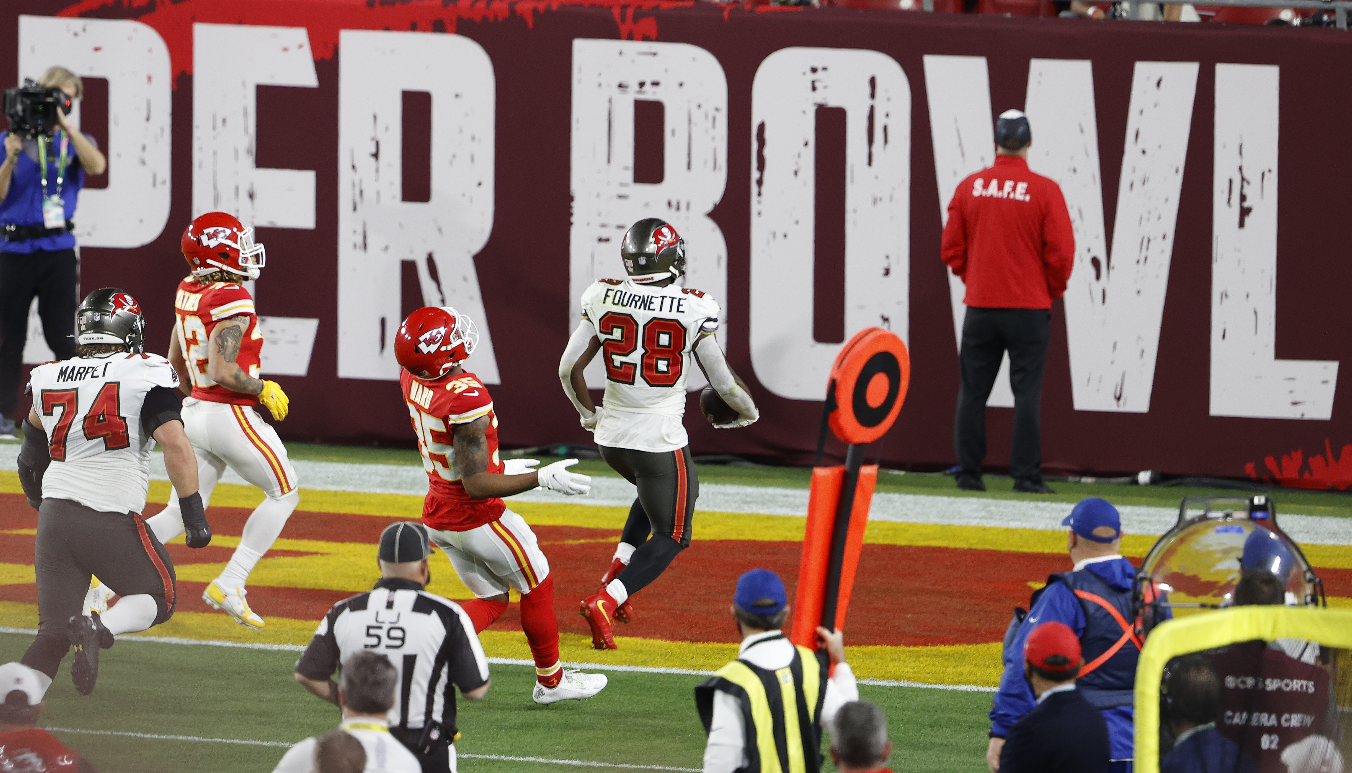 Leonard Fournette marcó el cuarto touchdown para los Buccaneers