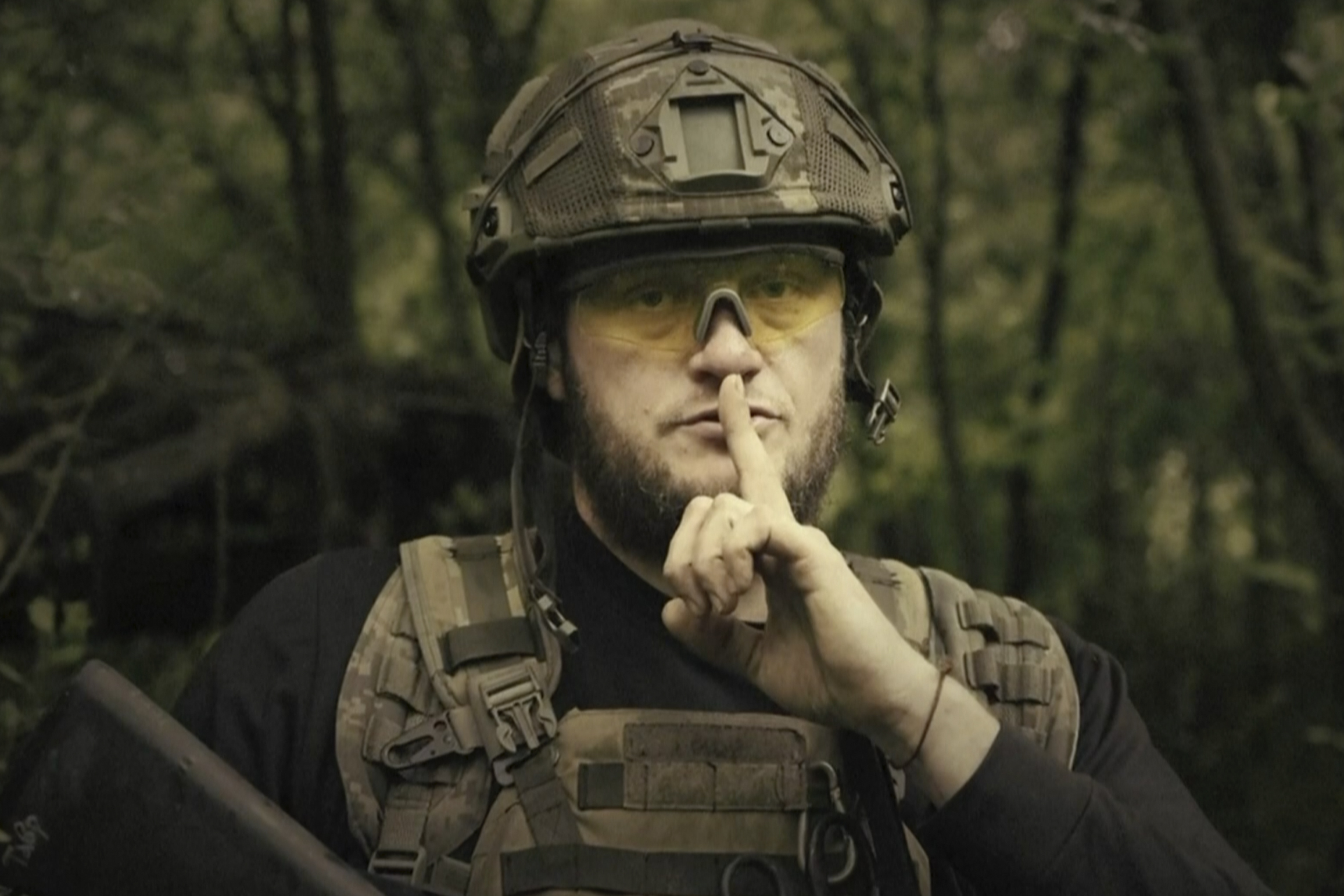 Un soldado ucraniano posa para la cámara con el dedo sobre los labios en un lugar no revelado de Ucrania. (Ministerio ucraniano de Defensa via AP)
