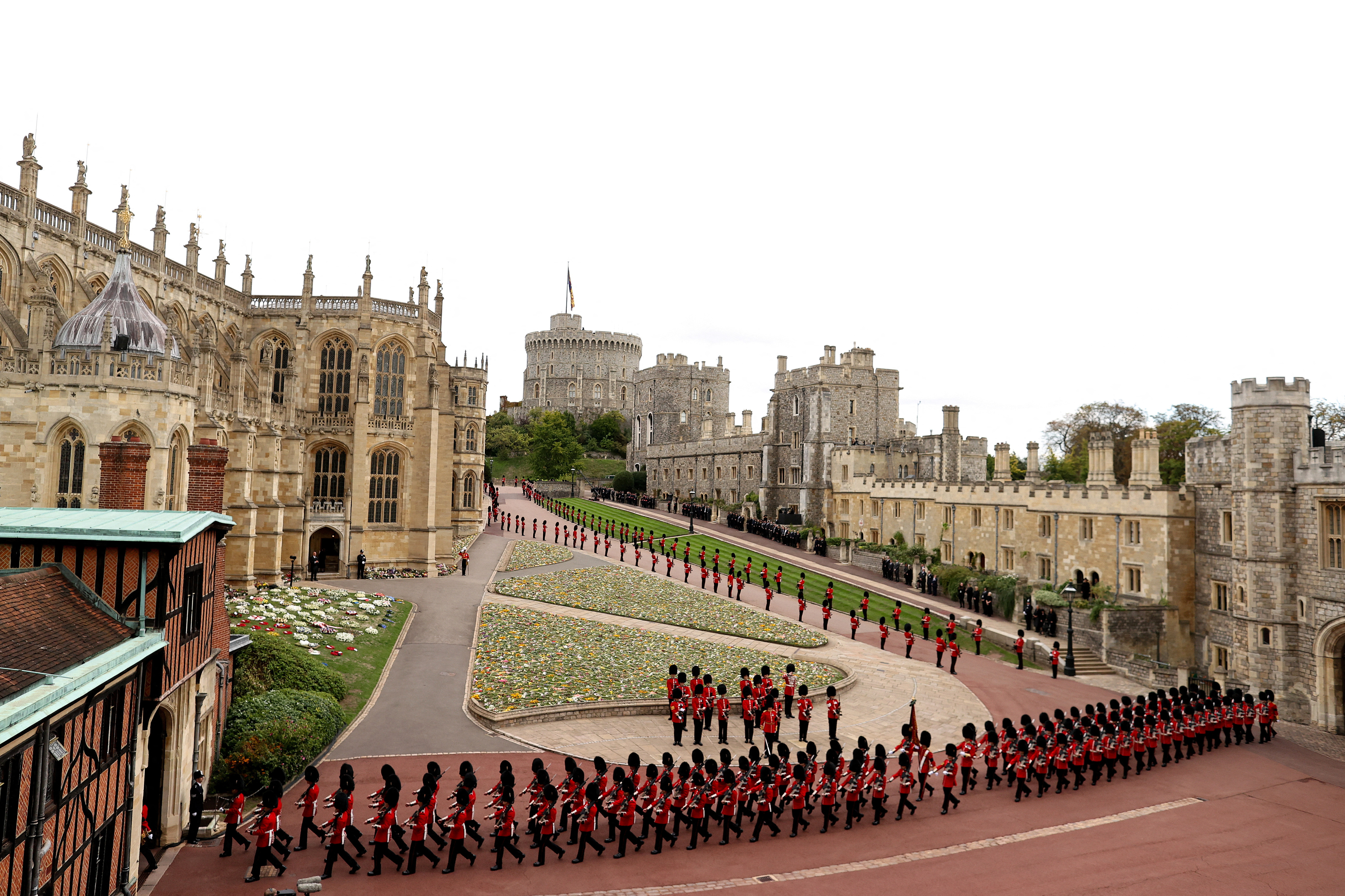 Un destacamento de la Guardia de Granaderos se ve en el Castillo de Windsor. 