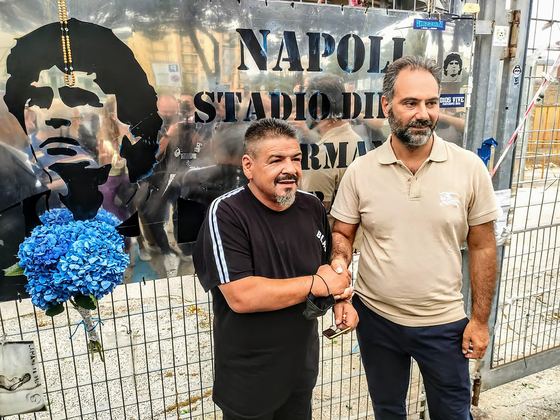 Hugo Maradona y Catello Maresca en las puertas del estadio Diego Armando Maradona (@MarescaCatello)