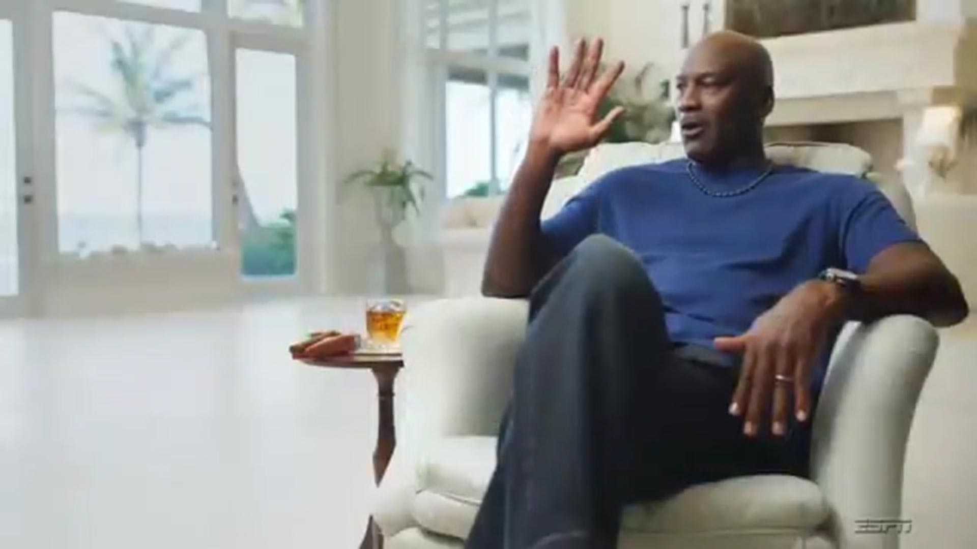 Whisky en mano, MJ repasa su historia para el documental de Netflix, The Last Dance.