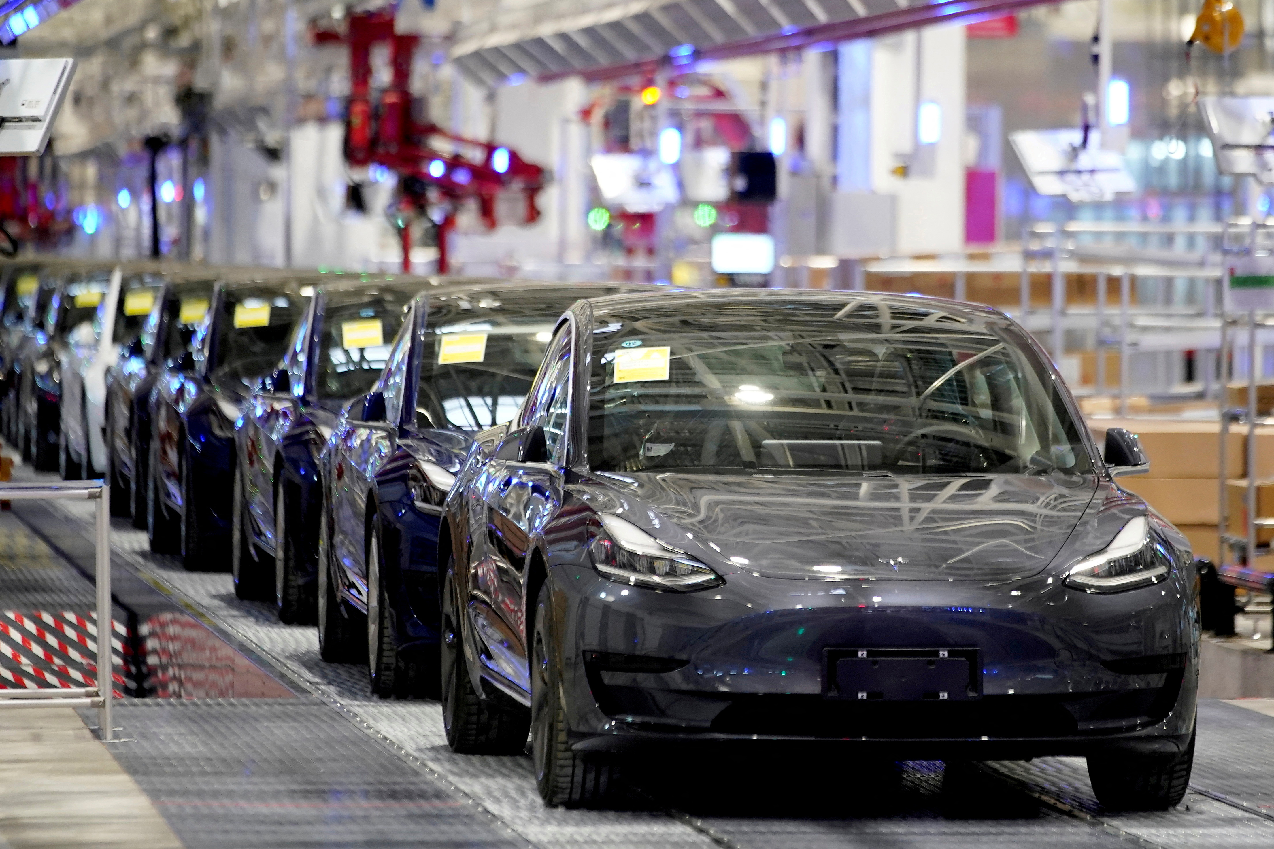 FILE FOTO: I veicoli Tesla Model 3 fabbricati in Cina sono visti durante una cerimonia di consegna presso la sua fabbrica a Shanghai, Cina, 7 gennaio 2020. REUTERS/Ally Song/file foto