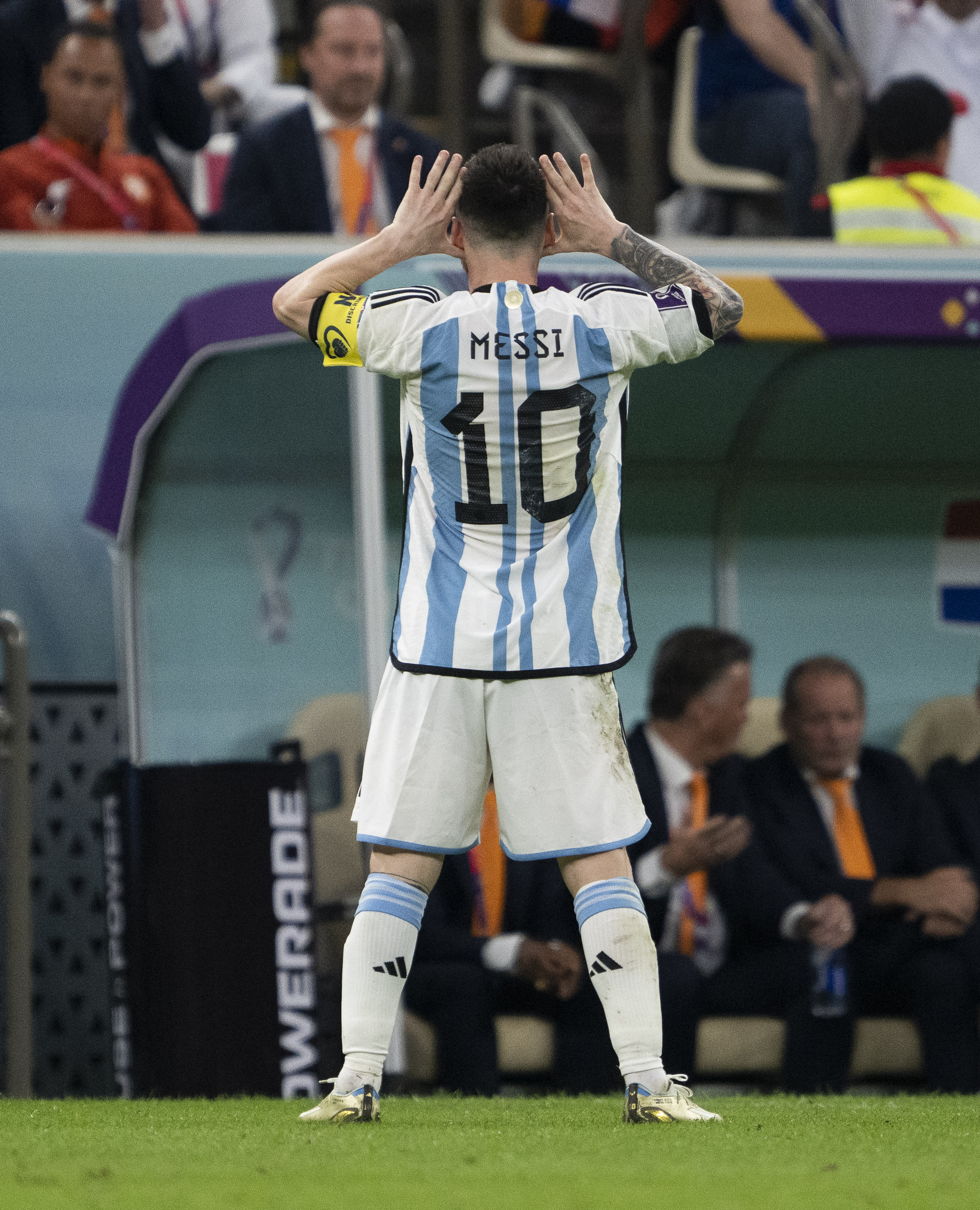 Messi festeja el segundo gol de Argentina y Van Gaal de fondo 