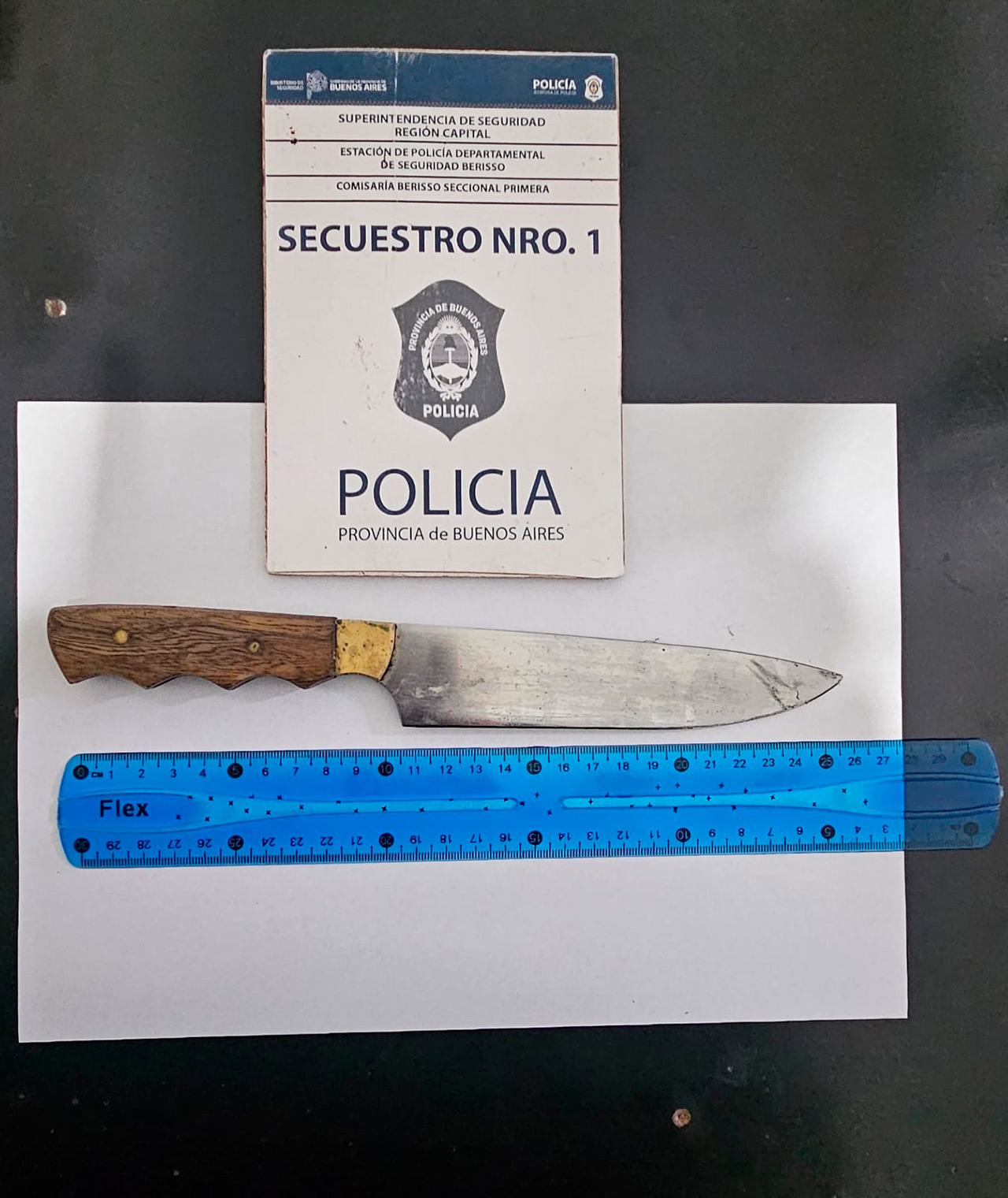 Video: un hombre arroj&oacute; una bomba molotov contra el Concejo Deliberante de Berisso y termin&oacute; aprehendido