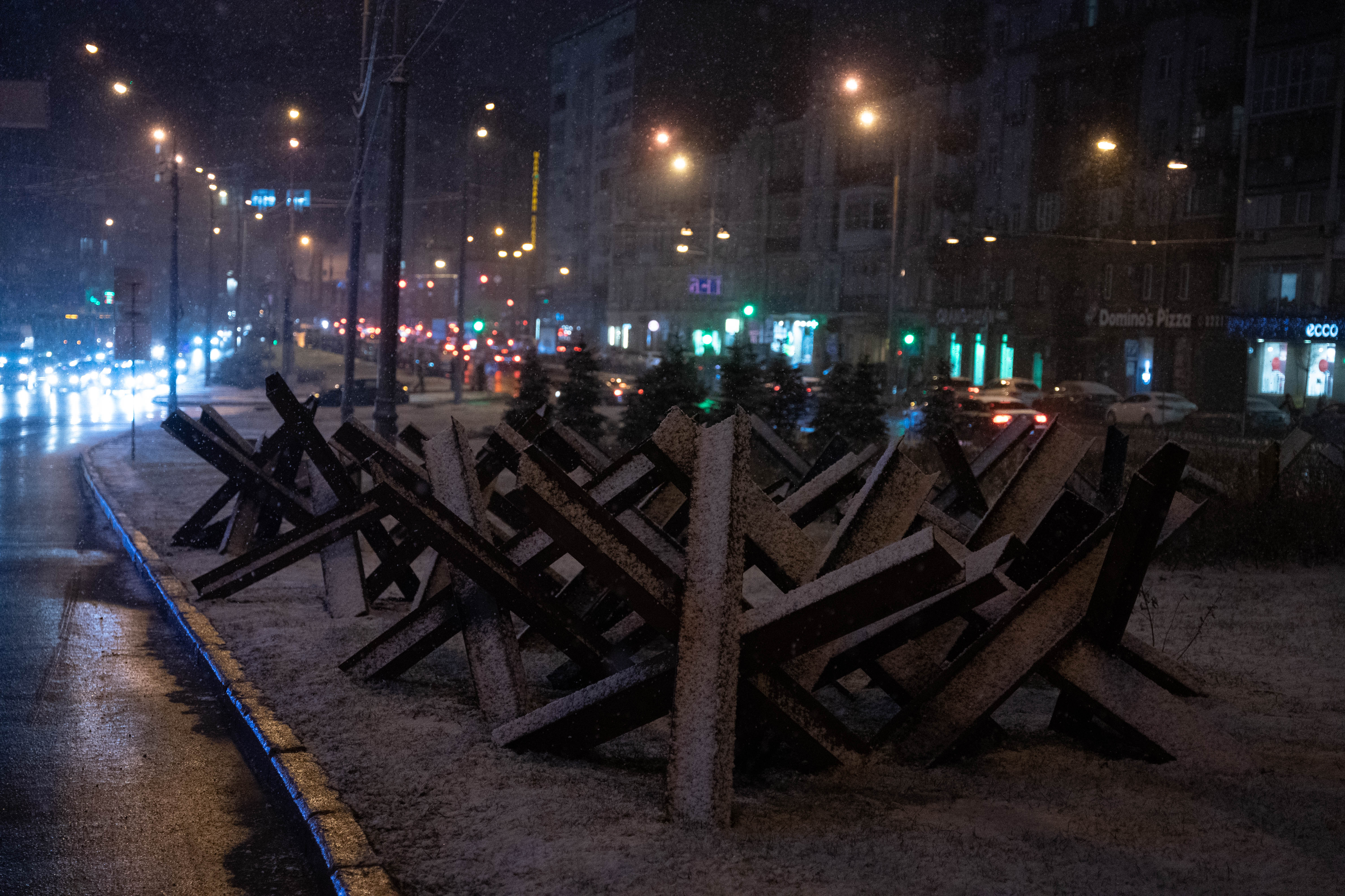 Las cruces de acero que hace un año cruzaban las avemidas para  bloquear el paso de los tanques rusos ahora quedaron a un costado del tránsito normal de vehículos en el centro de Kiev