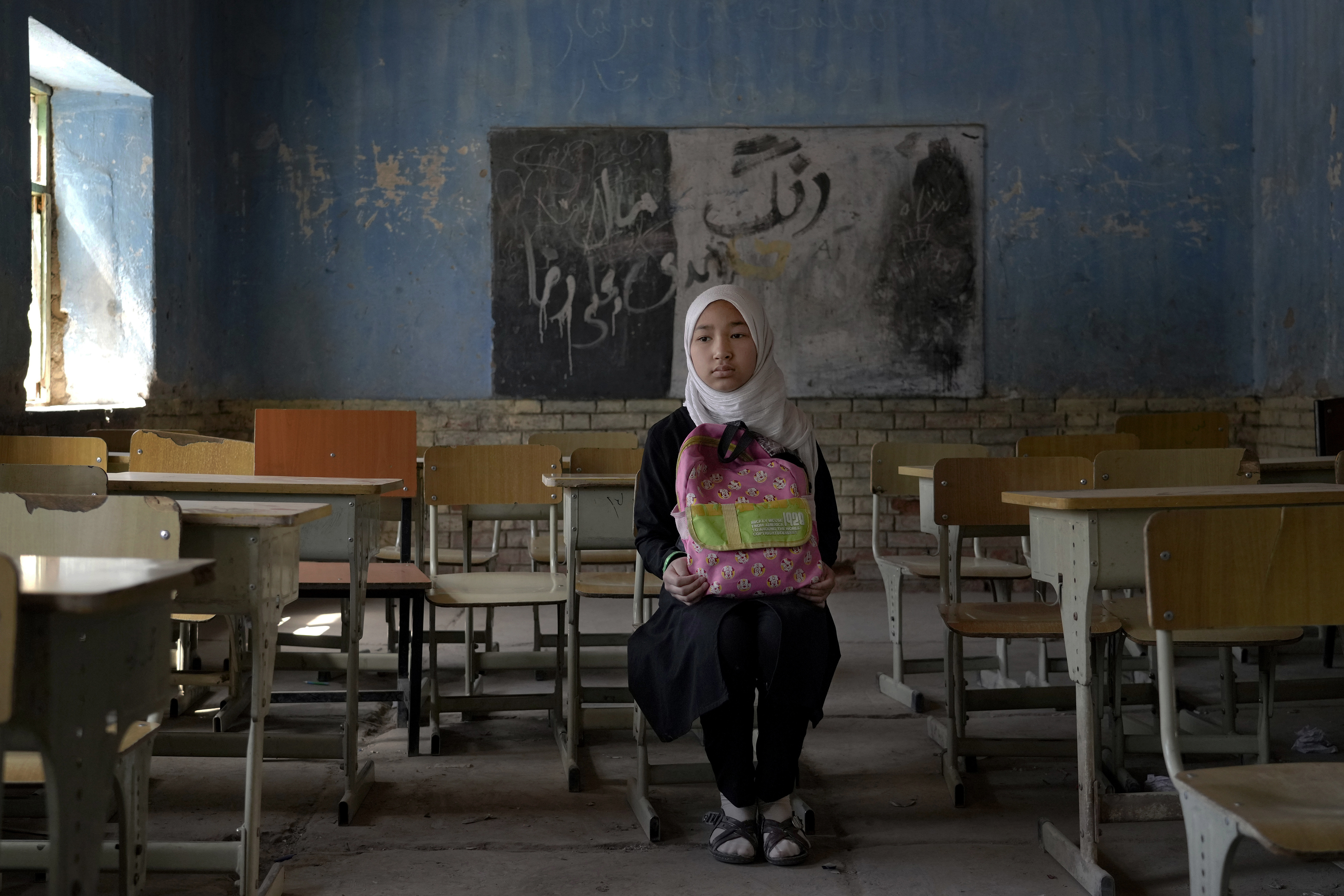 La mayoría de las escuelas secundarias para niñas cerraron sus puertas en todo el país desde que los talibanes volvieron al poder en agosto del año pasado (AP Photo/Ebrahim Noroozi)